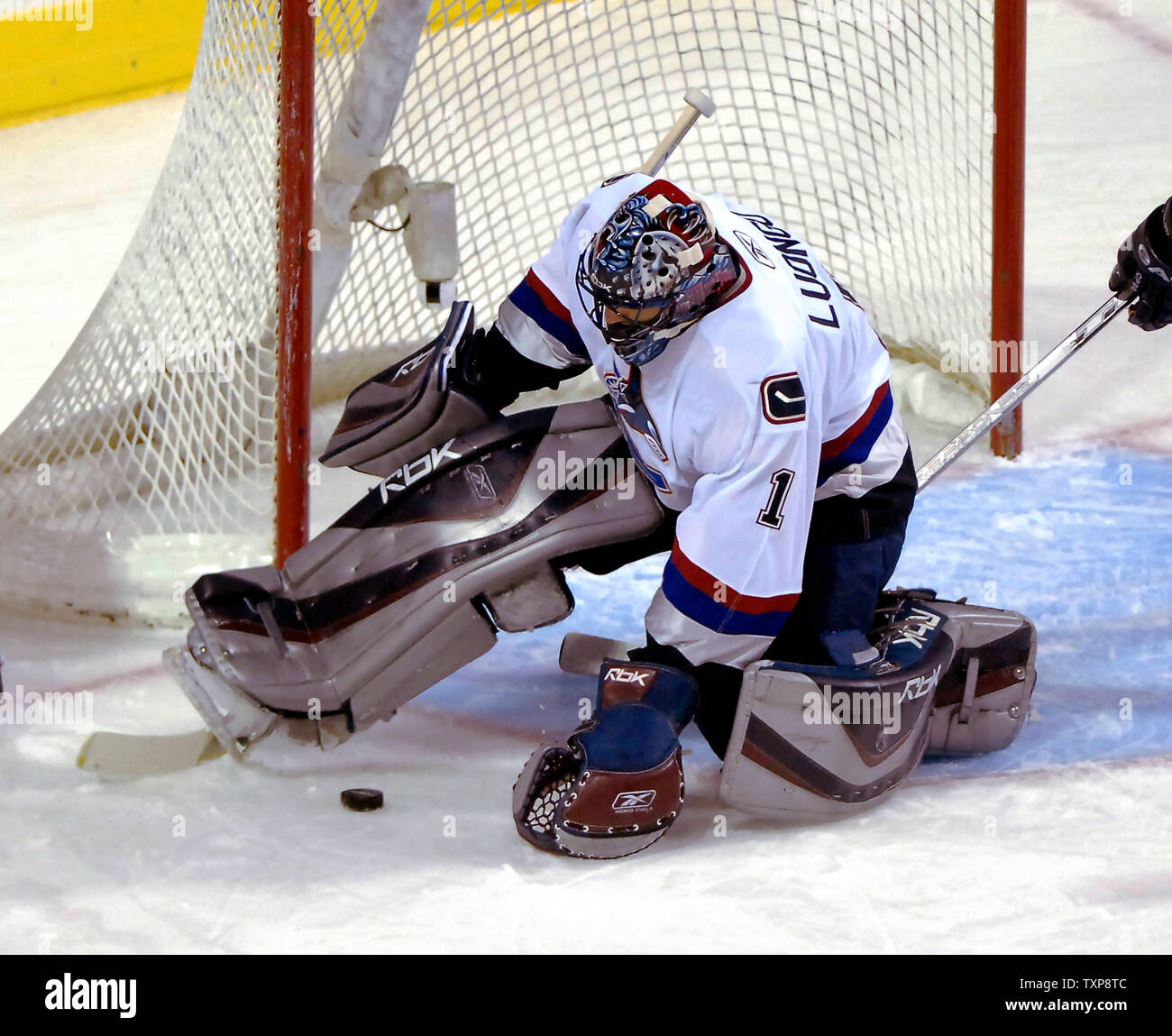 Le gardien Roberto Luongo Canucks de Vancouver (1) se jette sur la rondelle après avoir fait une sauvegarde dans la première période contre les Canadiens de Montréal au Centre Bell à Montréal, Canada le 16 janvier 2007. (Photo d'UPI/Ed Wolfstein) Banque D'Images