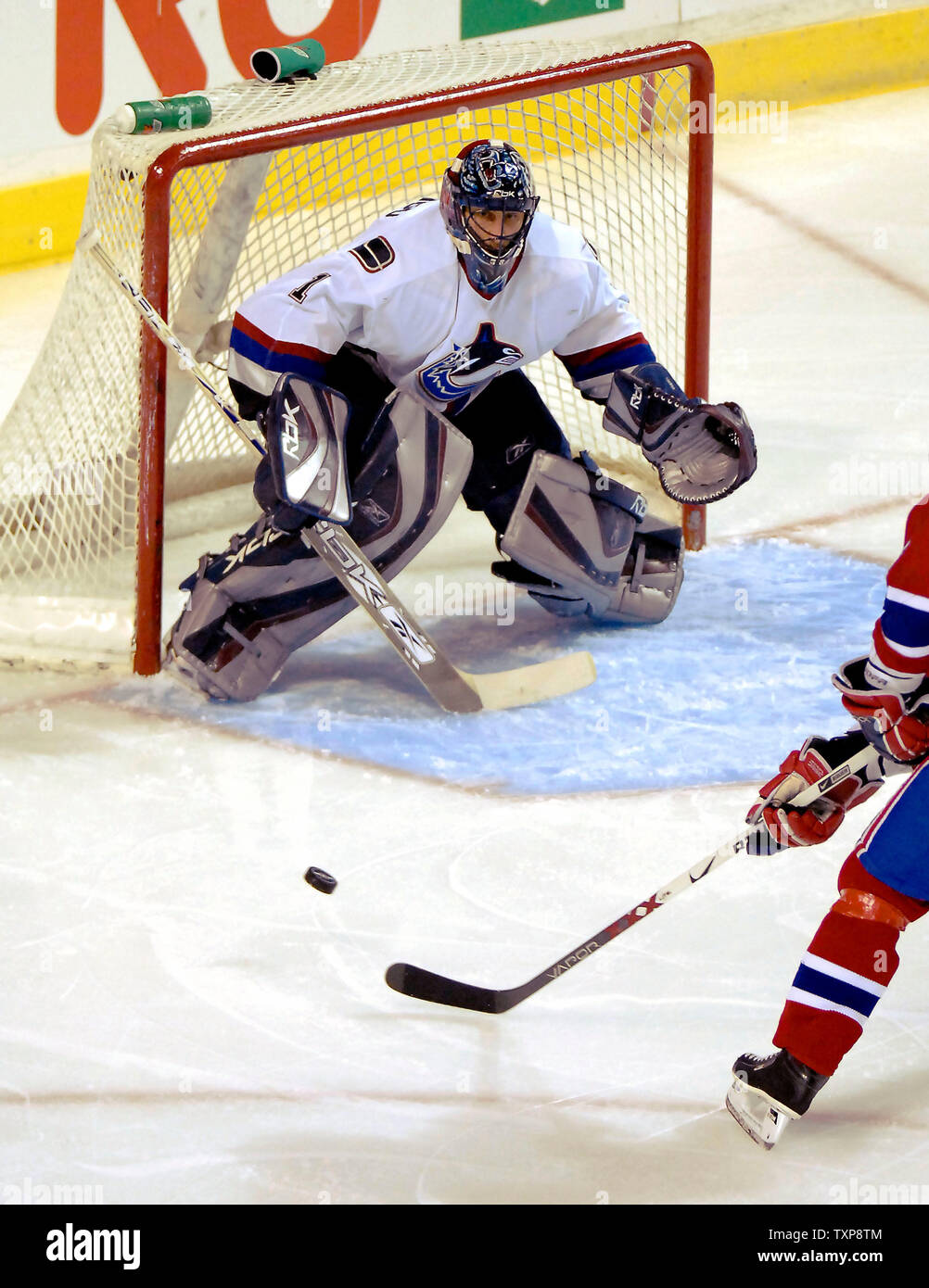 Le gardien Roberto Luongo Canucks de Vancouver (1) garde son œil sur l'approche de puck dans la première période contre les Canadiens de Montréal au Centre Bell à Montréal, Canada le 16 janvier 2007. (Photo d'UPI/Ed Wolfstein) Banque D'Images