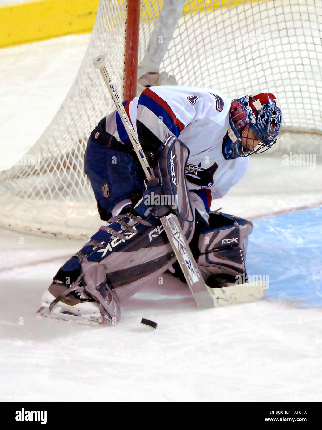 Le gardien Roberto Luongo Canucks de Vancouver (1) fait un stick save en troisième période contre les Canadiens de Montréal de maintenir son jeu blanc au Centre Bell à Montréal, Canada le 16 janvier 2007. Les Canucks exclus le Canadien 4-0. (Photo d'UPI/Ed Wolfstein) Banque D'Images