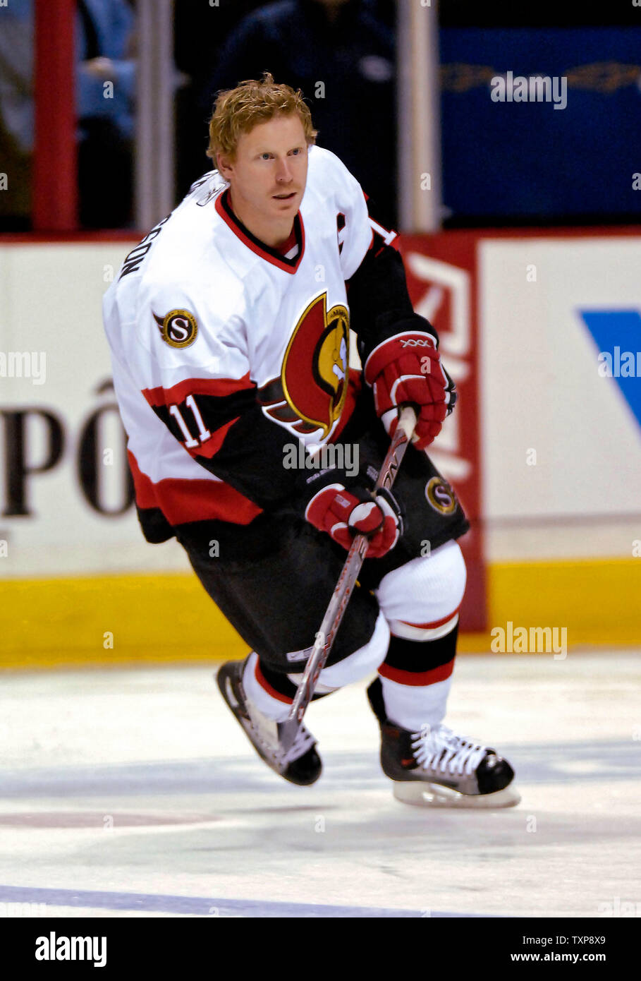 Sénateurs d'Ottawa avant de l'aile droite et le capitaine de l'équipe, Daniel Alfredsson à partir de la Suède se réchauffe avant de relever les Canadiens de Montréal au Centre Bell à Montréal, Canada le 10 février 2007. (Photo d'UPI/Ed Wolfstein) Banque D'Images