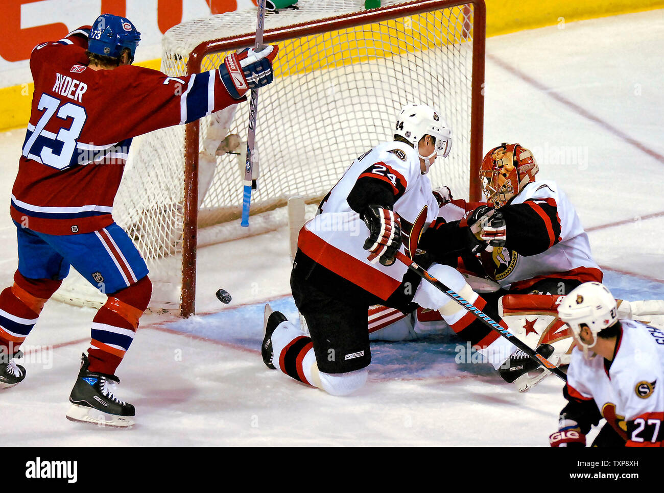 L'aile droite de l'avant des Canadiens de Montréal Michael Ryder (73) célèbre son troisième but de Montréal contre les Sénateurs d'Ottawa au Centre Bell à Montréal, Canada le 10 février 2007. Les sénateurs canadiens de la défaite 5-3. (Photo d'UPI/Ed Wolfstein) Banque D'Images