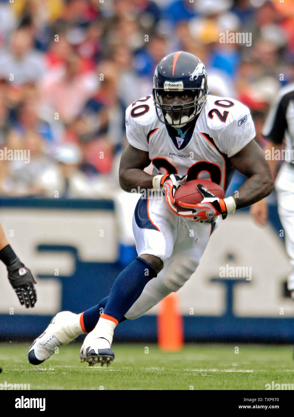 Denver Broncos fonctionnant en arrière Travis Henry rushes pour un gain de 5 verges au deuxième trimestre contre les Bills de Buffalo au Ralph Wilson Stadium in orchard Park, New York le 9 septembre 2007. Les Broncos défait les factures dans la saison 15-14 de l'ouvreur. (Photo d'UPI/Ed Wolfstein) Banque D'Images