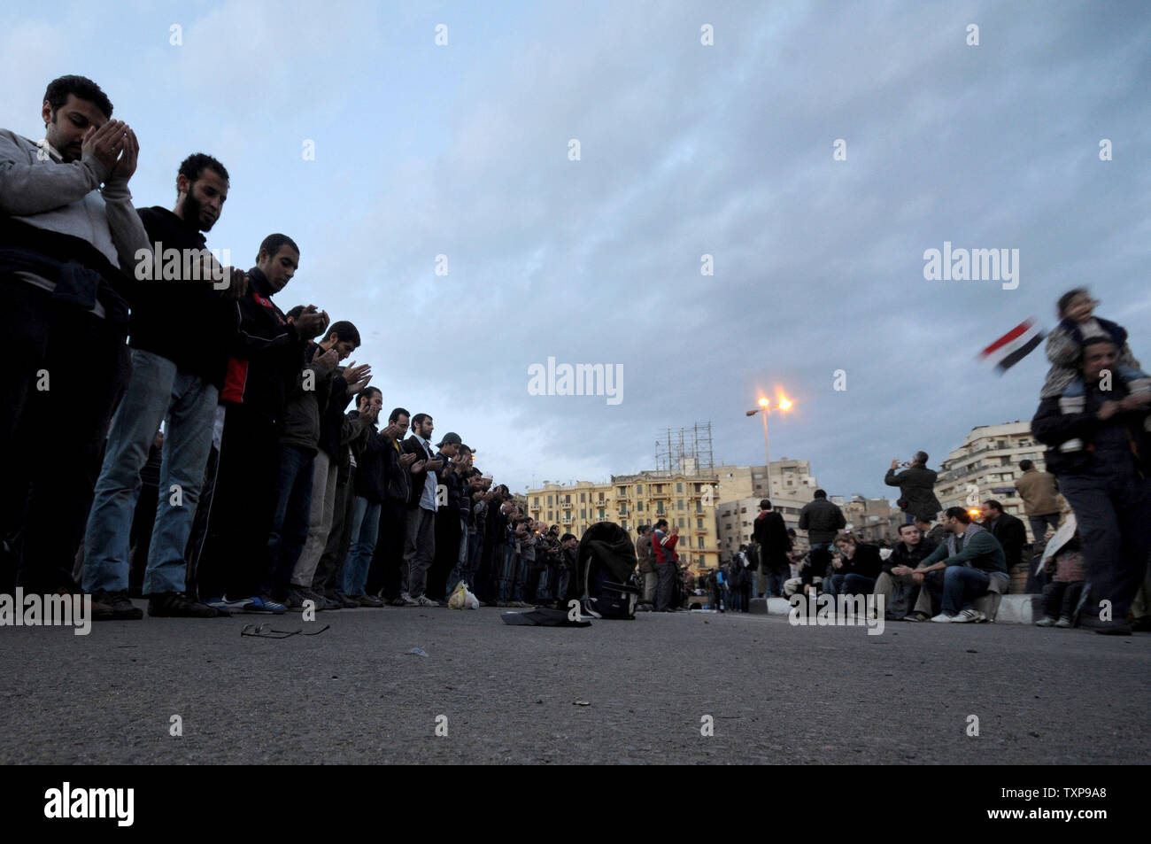 Des manifestants égyptiens prient au Caire, la place Tahrir pendant la plus grande manifestations anti-gouvernementales en trois décennies dans le but de renverser le gouvernement le Président Hosni Moubarak au Caire, Egypte le 31 janvier 2011. UPI Banque D'Images