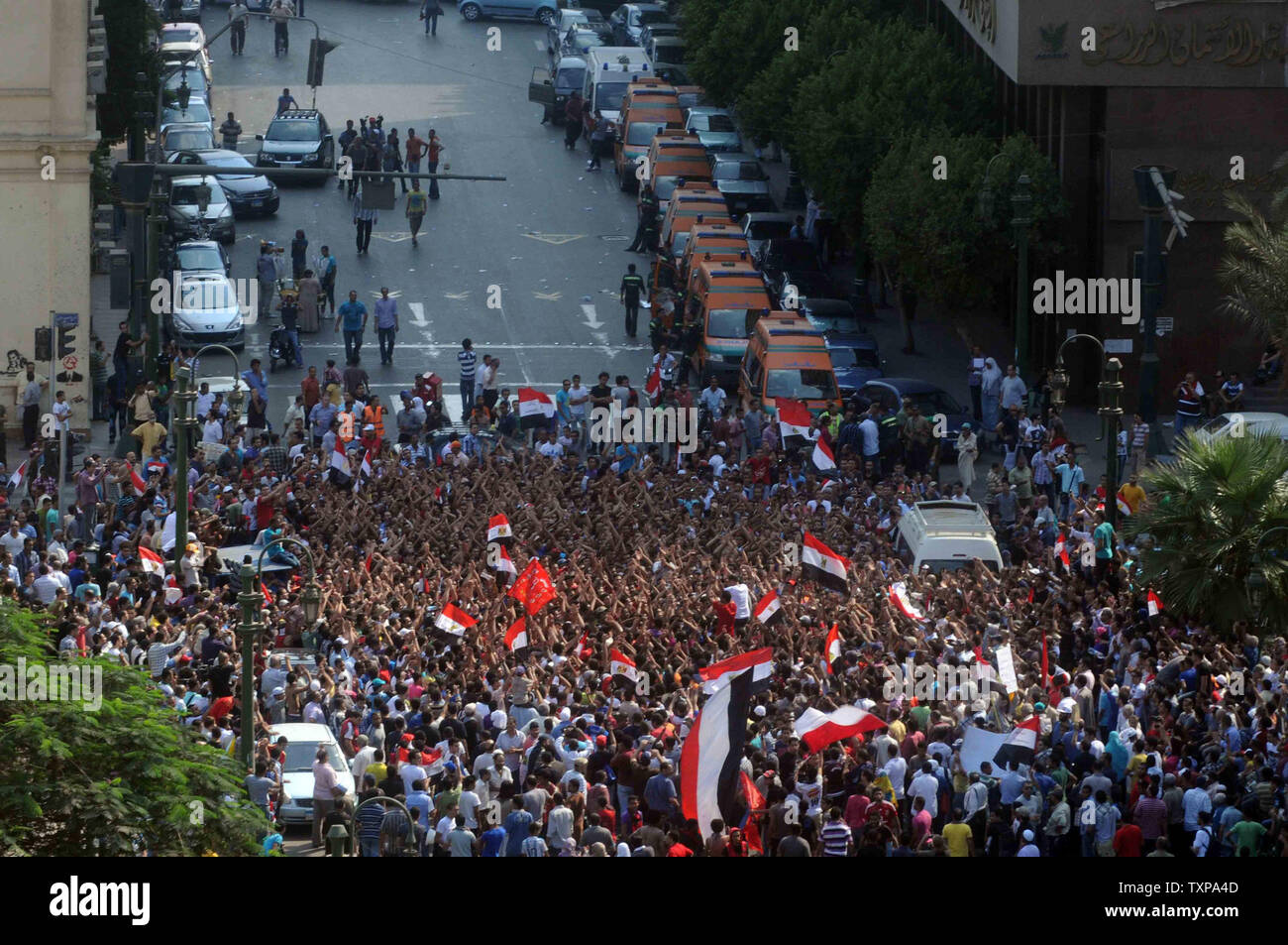 Les ambulances sont garées juste en dehors de l'emblématique place Tahrir au Caire comme des milliers d'égyptiens ont protesté le 9 septembre 2011 pour appeler à des réformes, avec l'avertissement militaire au pouvoir qu'il réagirait durement à toute violence par les militants. UPI/ Mohamad Hosam Banque D'Images