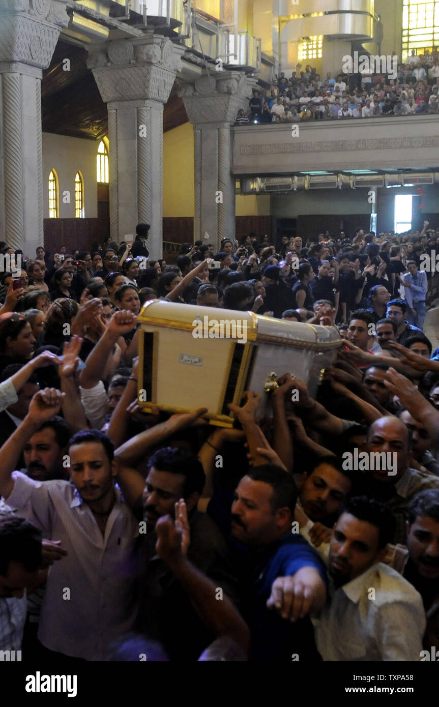 Les hommes Copte égyptienne portent le cercueil d'une victime d'affrontements meurtriers, lors de funérailles à la Cathédrale de Abassaiya au Caire le 10 octobre 2011, un jour après que 24 personnes, pour la plupart des chrétiens, est mort dans des affrontements avec les forces de sécurité égyptiennes. UPI/ Mohamad Hosam Banque D'Images