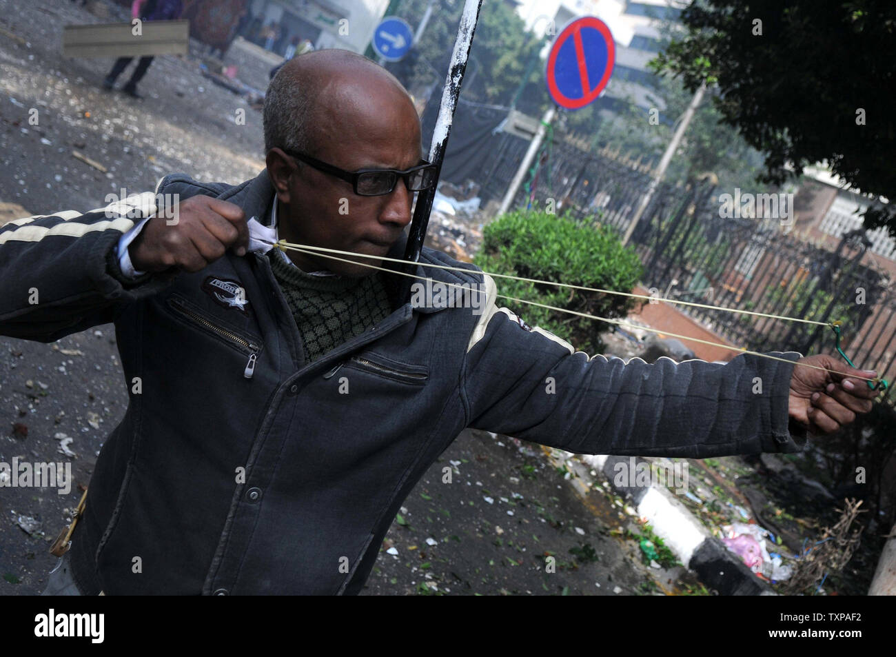 Des manifestants contre le régime militaire égyptien lancer des pierres aux soldats de partisans lors d'affrontements près de la place Tahrir du Caire le 16 décembre 2011. Les troupes égyptiennes se sont heurtés à des jets de cocktails Molotov contre des manifestants au Caire, comme la pire violence en semaines éclipsé le compte dans la deuxième phase d'une importante élection générale. UPI/ Mohamad Hosam Banque D'Images