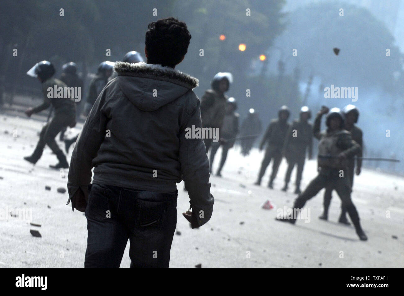 Des manifestants contre le régime militaire égyptien lancer des pierres aux soldats de partisans lors d'affrontements près de la place Tahrir du Caire le 16 décembre 2011. Les troupes égyptiennes se sont heurtés à des jets de cocktails Molotov contre des manifestants au Caire, comme la pire violence en semaines éclipsé le compte dans la deuxième phase d'une importante élection générale. UPI/ Mohamad Hosam Banque D'Images