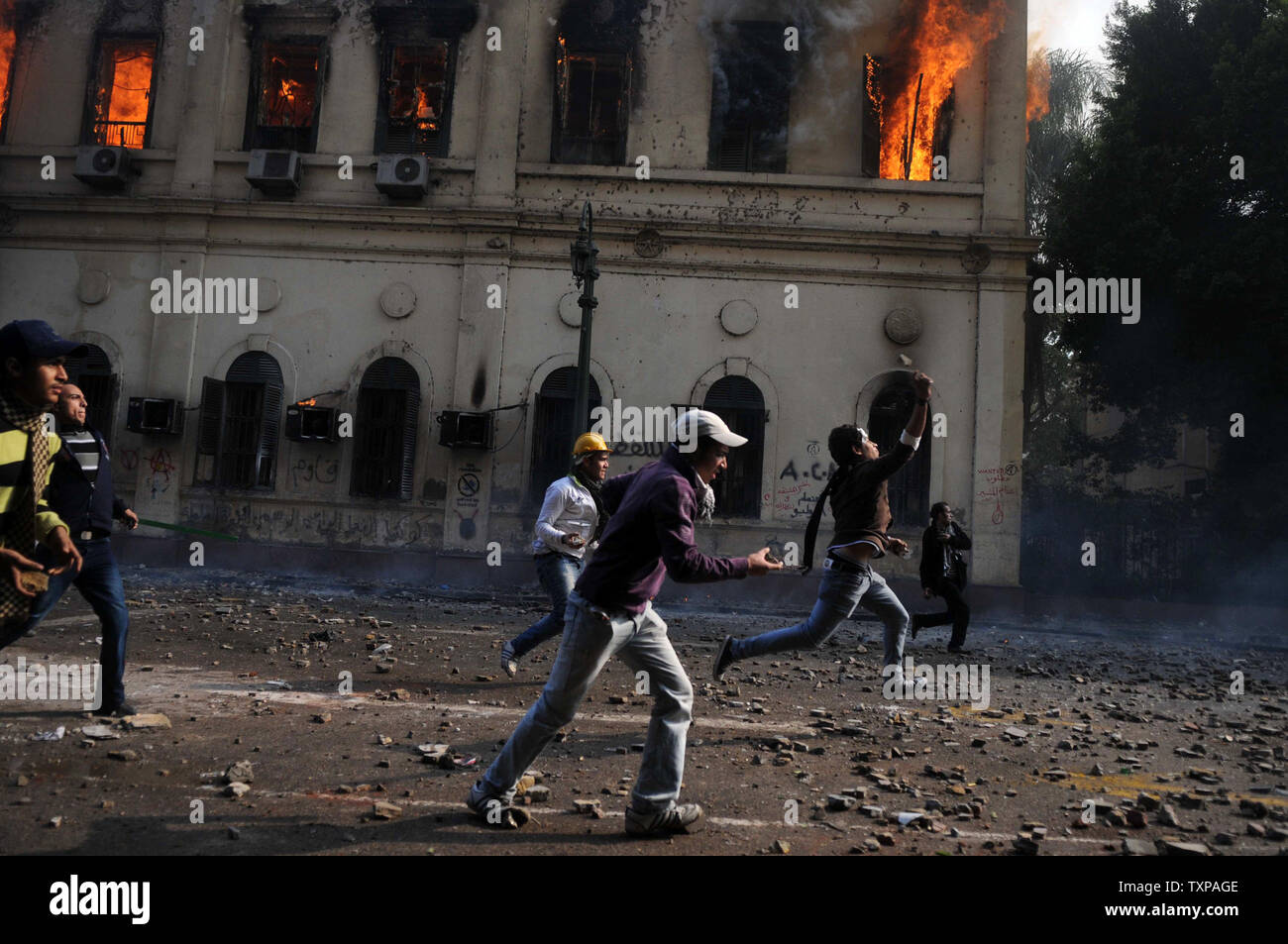 Les manifestants jettent des pierres au cours de l'Égypte au cours d'affrontements avec les forces de sécurité dans le centre du Caire le 17 décembre 2011. Neuf personnes sont mortes alors que la violence fait rage pendant le deuxième jour ruinant la première élection libre depuis des décennies. Hosam Mohamad/UPI Banque D'Images