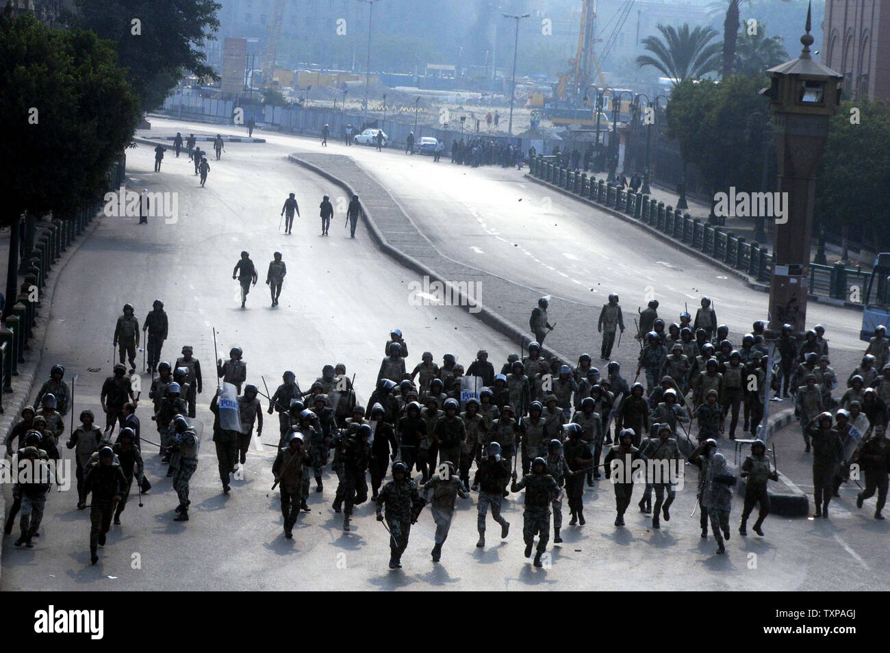 Les policiers antiémeute égyptien courir vers les manifestants lors d'affrontements dans le cœur administratif du Caire le 17 décembre 2011. Neuf personnes sont mortes alors que la violence fait rage pendant le deuxième jour ruinant la première élection libre depuis des décennies. Hosam Mohamad/UPI Banque D'Images