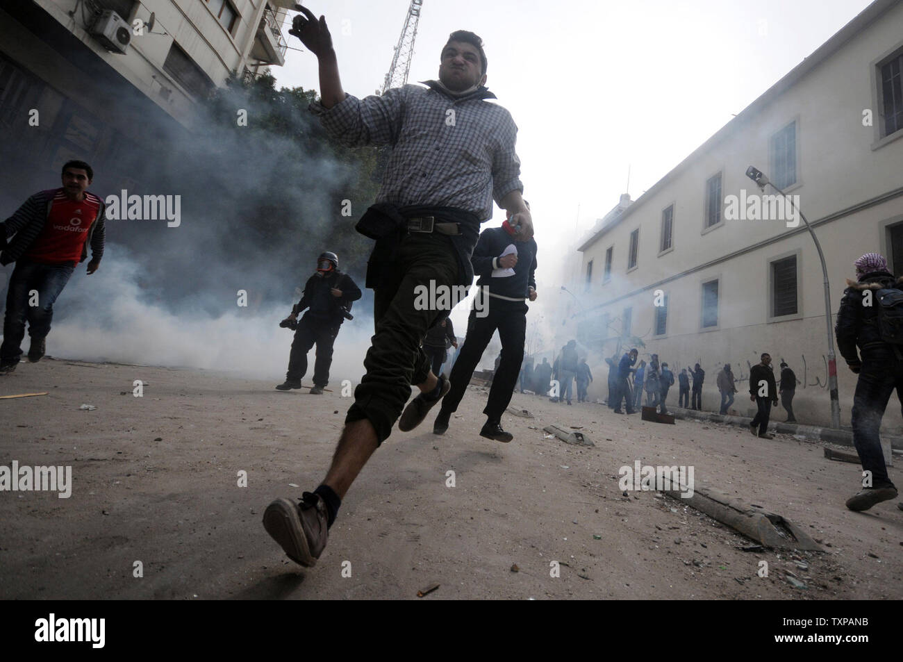 Egyptiens en conflit avec la police anti-émeute pour la deuxième journée devant le ministère de l'Intérieur au Caire, en Egypte, le 3 février 2012. Ministère de la Santé égyptien a dit vendredi que les quelque 1 500 personnes ont été blessées dans des affrontements qui ont éclaté à cause d'une émeute de football deux jours avant qui a été imputé sur les forces de sécurité. UPI/ Mohamad Hosam Banque D'Images