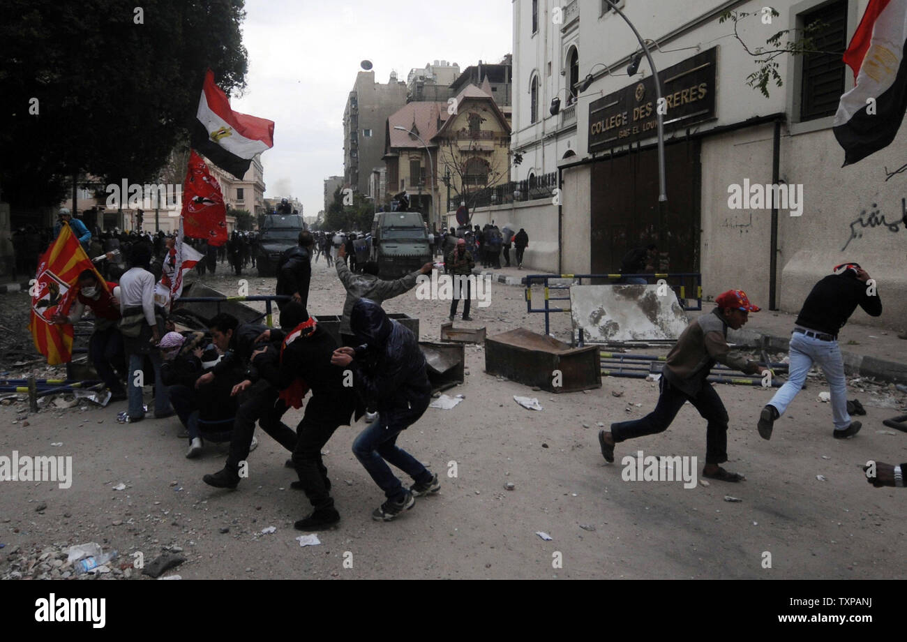 Egyptiens en conflit avec la police anti-émeute pour la deuxième journée devant le ministère de l'Intérieur au Caire, en Egypte, le 3 février 2012. Ministère de la Santé égyptien a dit vendredi que les quelque 1 500 personnes ont été blessées dans des affrontements qui ont éclaté à cause d'une émeute de football deux jours avant qui a été imputé sur les forces de sécurité. UPI/ Mohamad Hosam Banque D'Images