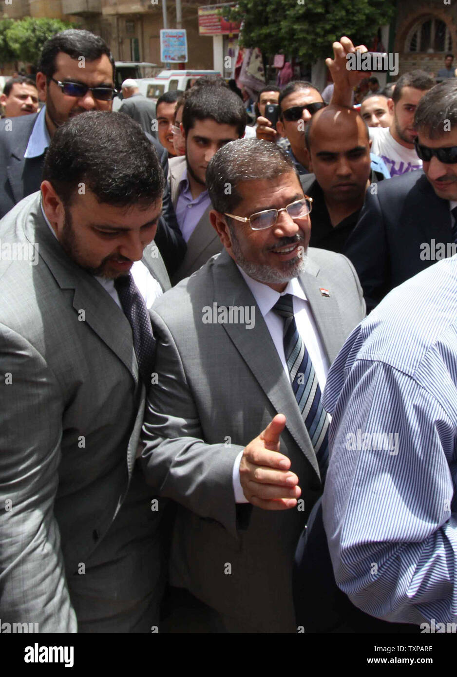 Frères Musulmans égyptiens candidate présidentielle Mohammed Morsi (C), attend en ligne pour voter à l'extérieur d'un centre de vote, à Zakazik 80 kilomètres (50 milles) au nord du Caire, Egypte le 23 mai 2012. Les égyptiens se sont rendus aux urnes mercredi matin pour élire un nouveau président après la chute de l'ex-Président Hosni Moubarak l'an dernier. UPI/Ahmed Jomaa Banque D'Images