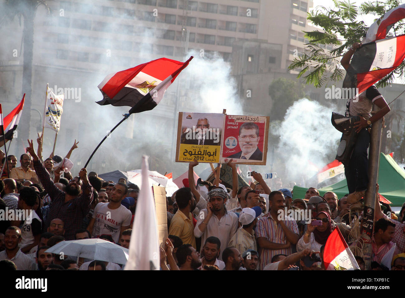 Les partisans du candidat à la présidence des Frères musulmans Mohamed Morsi célébrer sa victoire électorale à la place Tahrir au Caire, l'Egypte le 24 juin 2012. Mohammed Morsi a été déclaré le premier président islamiste égyptien le dimanche après l'élections plus libres dans l'histoire du pays, battant de justesse le dernier Hosni Moubarak, le Premier Ministre Ahmed Shafiq. UPI/Ahmed Jomaa Banque D'Images