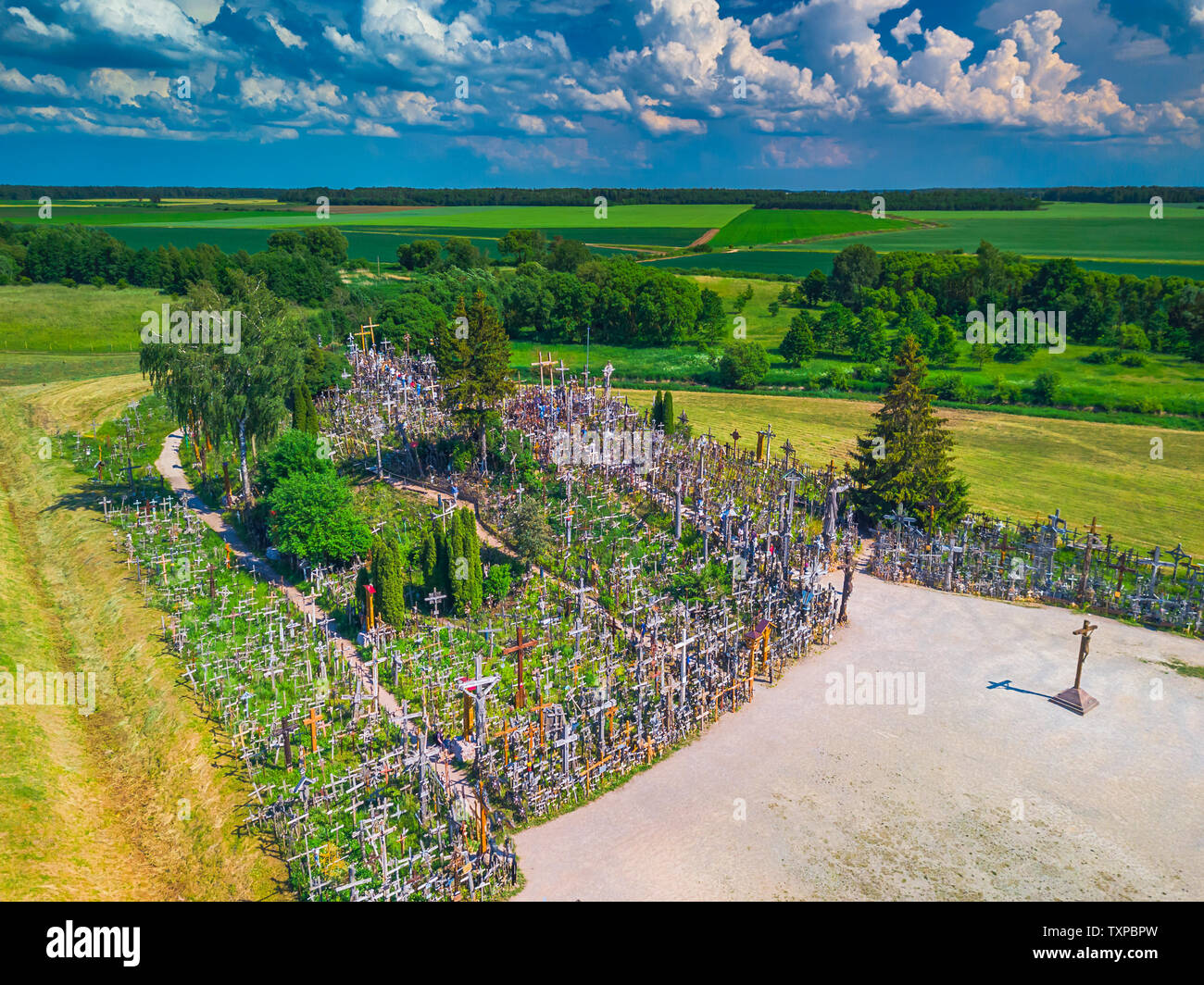 Vue panoramique aérienne de Colline des Croix KRYZIU KALNAS . C'est un célèbre site de pèlerinage religieux catholique en Lituanie Banque D'Images