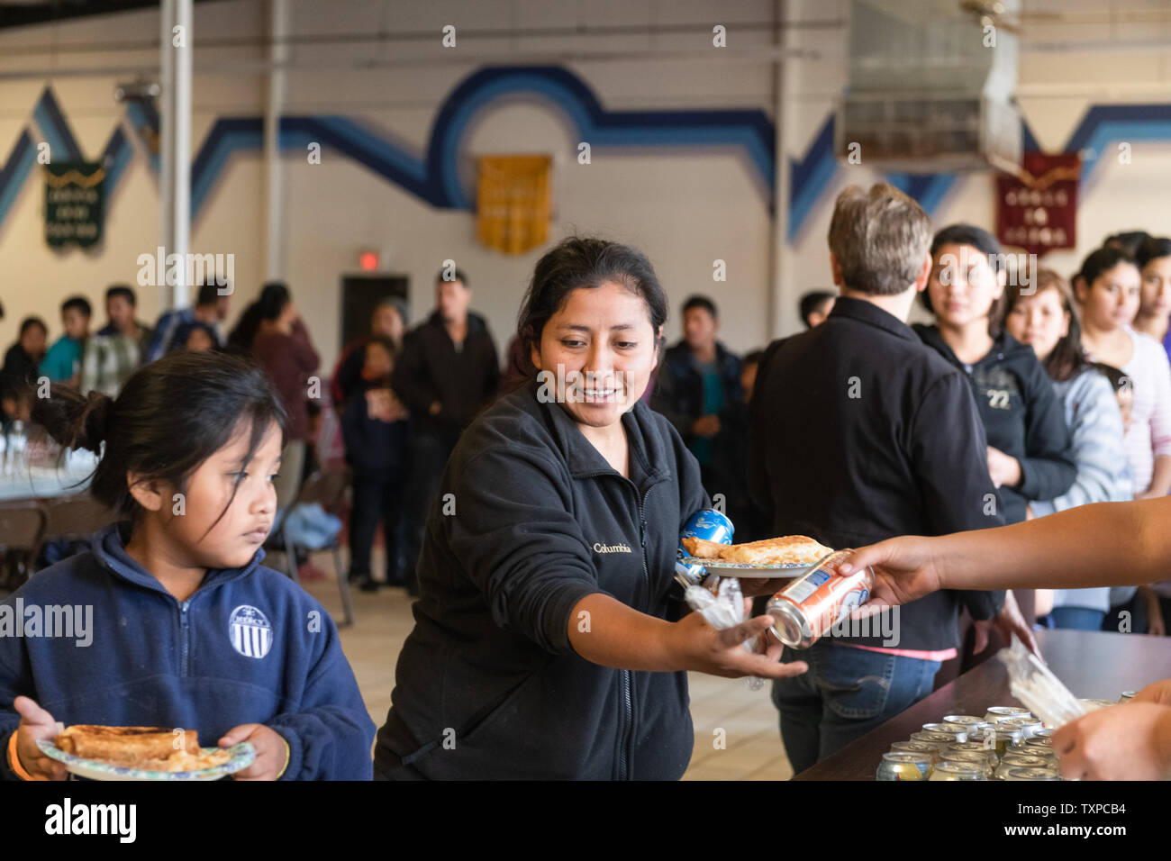 Les bénévoles de Camino de Vida servir le déjeuner aux migrants publié par la glace à El Paso, Texas le 22 mars 2019. Les centres de détention de patrouille à la frontière ont augmenté capacité passée, ce qui a amené la libération massive de migrants. La glace est réglée pour libérer plus de 600 migrants par jour à partir de Mars 22 à Mars 24. Photo de Justin Hamel/UPI Banque D'Images