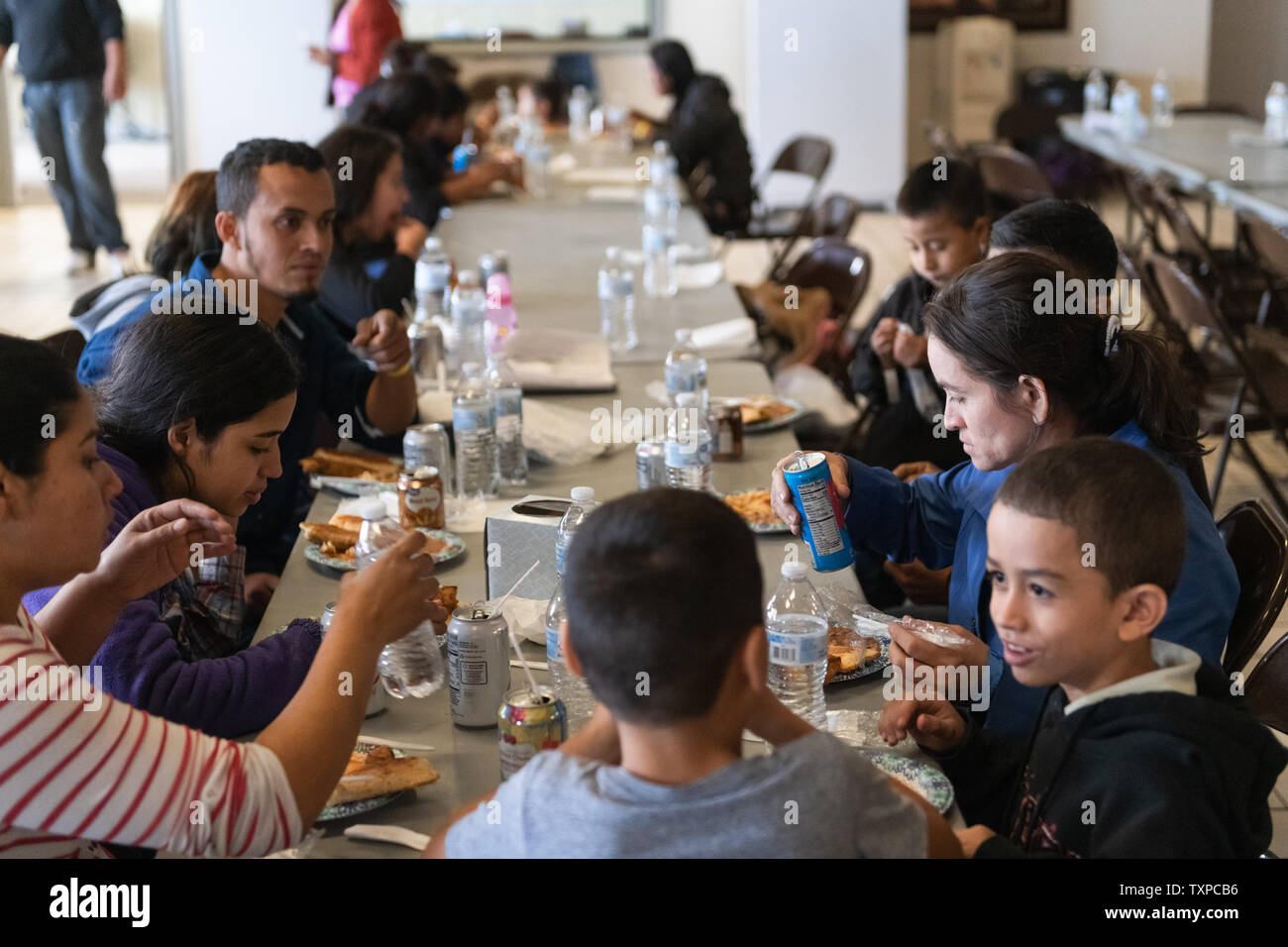 Les migrants libérés de la garde des glaces manger le déjeuner à Camino de Vida en El Paso, Texas le 22 mars 2019. Les centres de détention de patrouille à la frontière ont augmenté capacité passée, ce qui a amené la libération massive de migrants. La glace est réglée pour libérer plus de 600 migrants par jour à partir de Mars 22 à Mars 24. Photo de Justin Hamel/UPI Banque D'Images