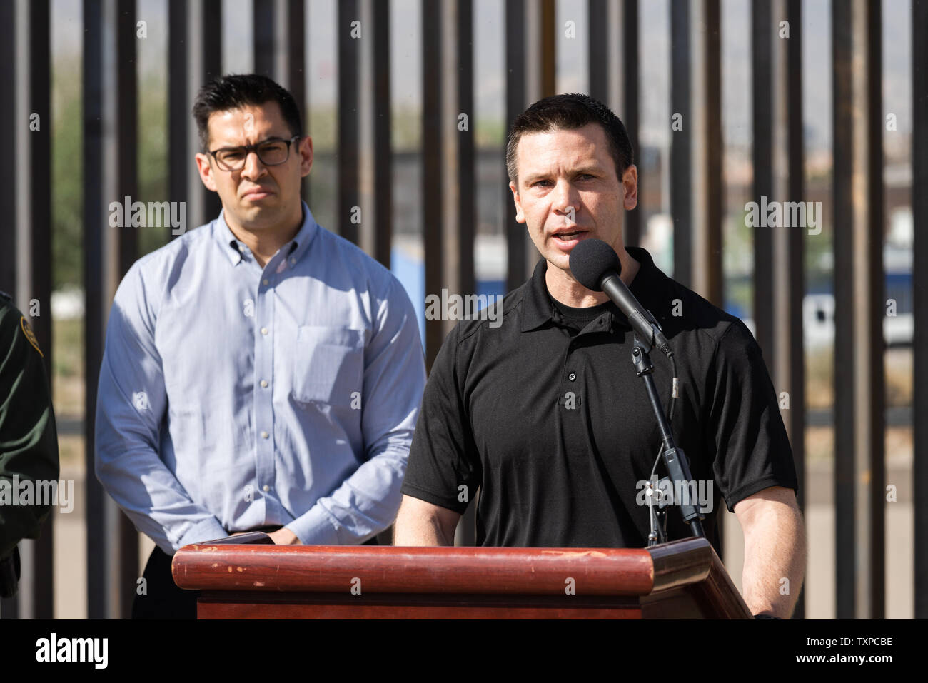 United States Customs and Border Protection Commissaire Kevin K. McAleenan traite de l'augmentation spectaculaire des franchissements illégaux qui continue le long de la frontière sud-ouest au cours d'une conférence de presse à El Paso, Texas, le mercredi 27 mars, 2019. Il a lancé un appel aux législateurs pour plus de ressources pour gérer la poussée migratoire sans précédent. Photo de Justin Hamel/UPI Banque D'Images