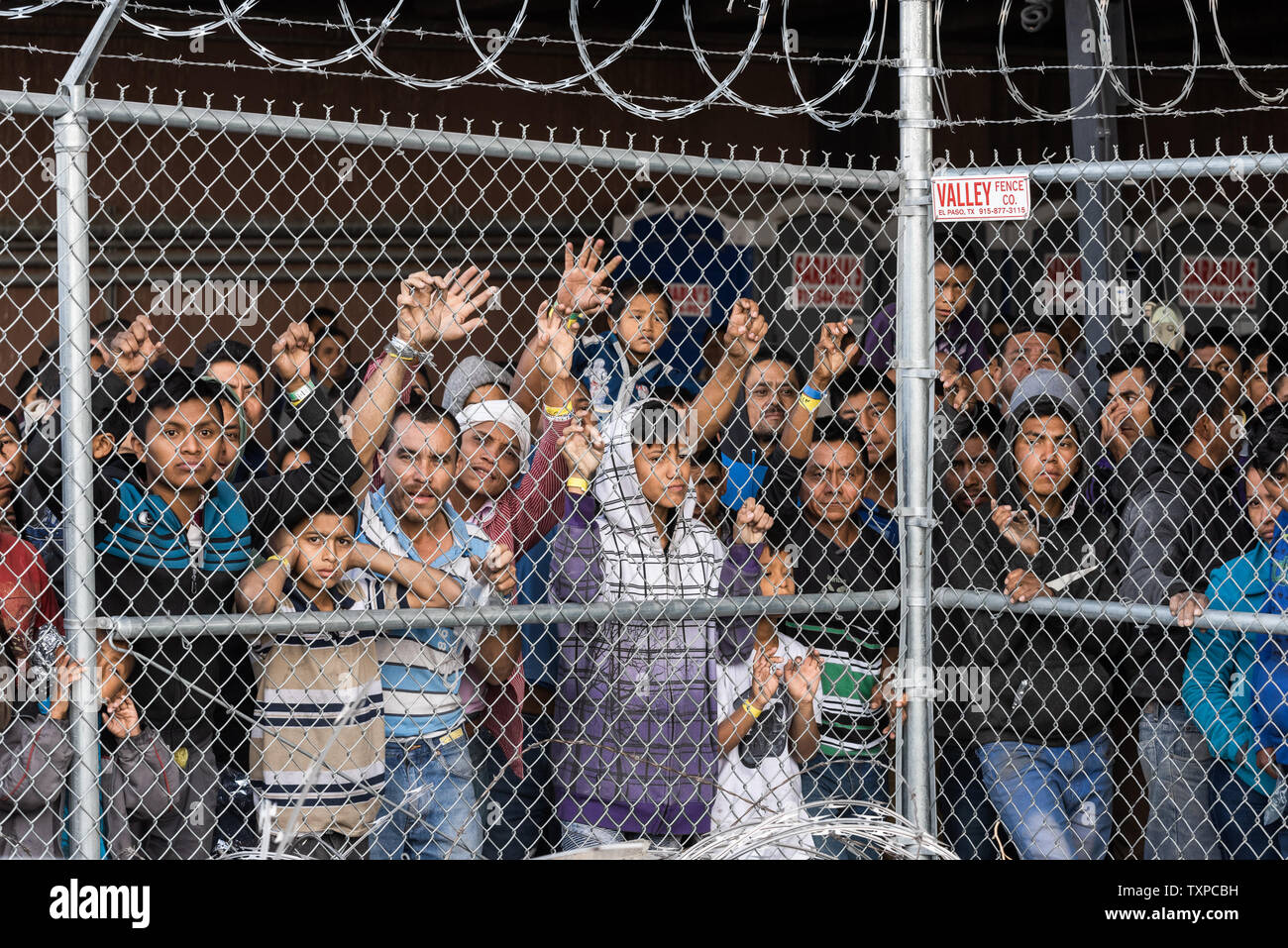 Les migrants sont détenus à des fins de transformation sous le pont Paso del Norte à El Paso le 27 mars 2019. À proximité, United States Customs and Border Protection Commissaire Kevin K. McAleenan abordées l'augmentation spectaculaire des franchissements illégaux qui continue le long de la frontière sud-ouest au cours d'une conférence de presse à El Paso, Texas, le mercredi 27 mars, 2019. Il a lancé un appel aux législateurs pour plus de ressources pour gérer la poussée migratoire sans précédent. Photo de Justin Hamel/UPI Banque D'Images