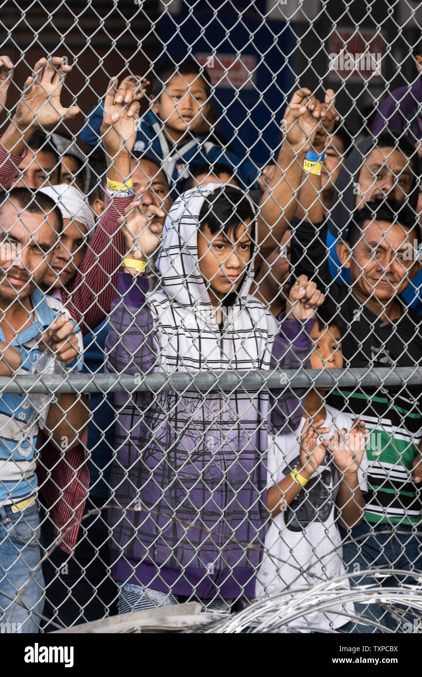 Les migrants sont détenus à des fins de transformation sous le pont Paso del Norte à El Paso le 27 mars 2019. À proximité, United States Customs and Border Protection Commissaire Kevin K. McAleenan abordées l'augmentation spectaculaire des franchissements illégaux qui continue le long de la frontière sud-ouest au cours d'une conférence de presse à El Paso, Texas, le mercredi 27 mars, 2019. Il a lancé un appel aux législateurs pour plus de ressources pour gérer la poussée migratoire sans précédent. Photo de Justin Hamel/UPI Banque D'Images