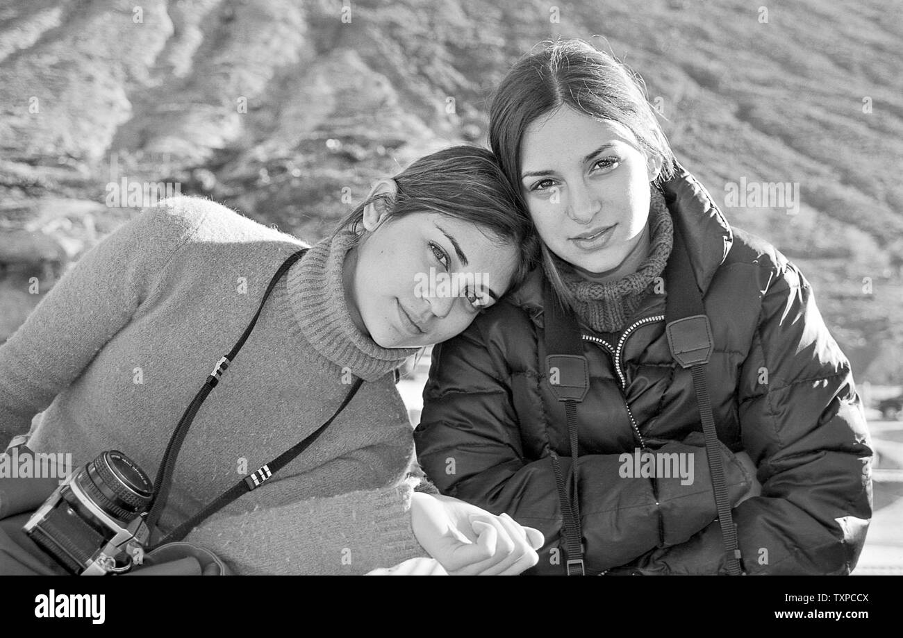 REAL DE CATORCE, SLP/MEXIQUE - NOV 18, 2002 : candid portrait de deux jeunes femmes mexicaines touring la ville. Banque D'Images