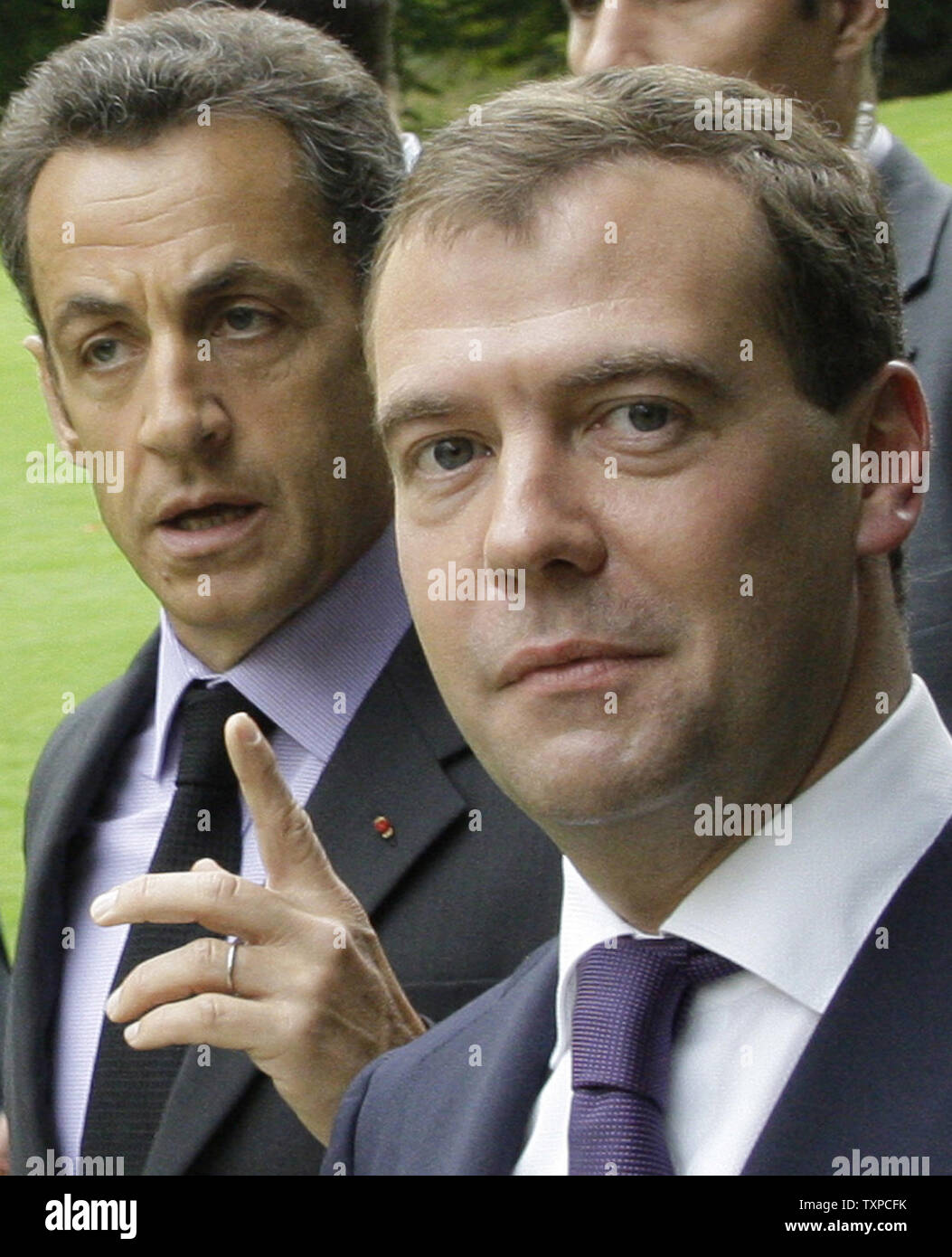 Le président français Nicolas Sarkozy (G) et le président russe Dmitri Medvedev arrivent à la Conférence sur la politique mondiale à Evian, Alpes, le 8 octobre 2008. Medvedev a déclaré mercredi qu'il était temps d 'abandonner la rhétorique de confrontation" et a promis que les forces russes se quitter des zones tampons en Géorgie autour de la régions séparatistes d'Abkhazie et d'Ossétie du Sud par minuit mercredi. (Photo d'UPI/Anatoli Zhdanov) Banque D'Images