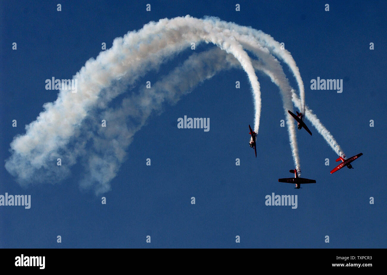 Les membres de l'équipe d'effectuer des cascades Aeroshell durant un spectacle à la célébration du centenaire du premier vol à Kitty Hawk, N.C., le 13 décembre 2003. La semaine de célébration devrait culminer le 17 décembre avec une reconstitution de la première mise sous tension des frères Wright vol humain le 17 décembre 1903. (Photo d'UPI/Roger L. Wollenberg) Banque D'Images