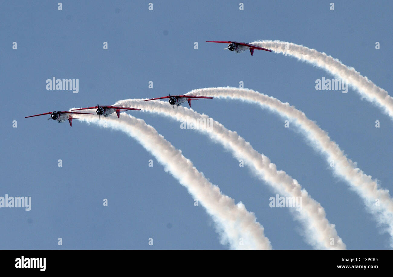 Les membres de l'équipe d'effectuer des cascades Aeroshell durant un spectacle à la célébration du centenaire du premier vol à Kitty Hawk, N.C., le 13 décembre 2003. La semaine de célébration devrait culminer le 17 décembre avec une reconstitution de la première mise sous tension des frères Wright vol humain le 17 décembre 1903. (Photo d'UPI/Roger L. Wollenberg) Banque D'Images