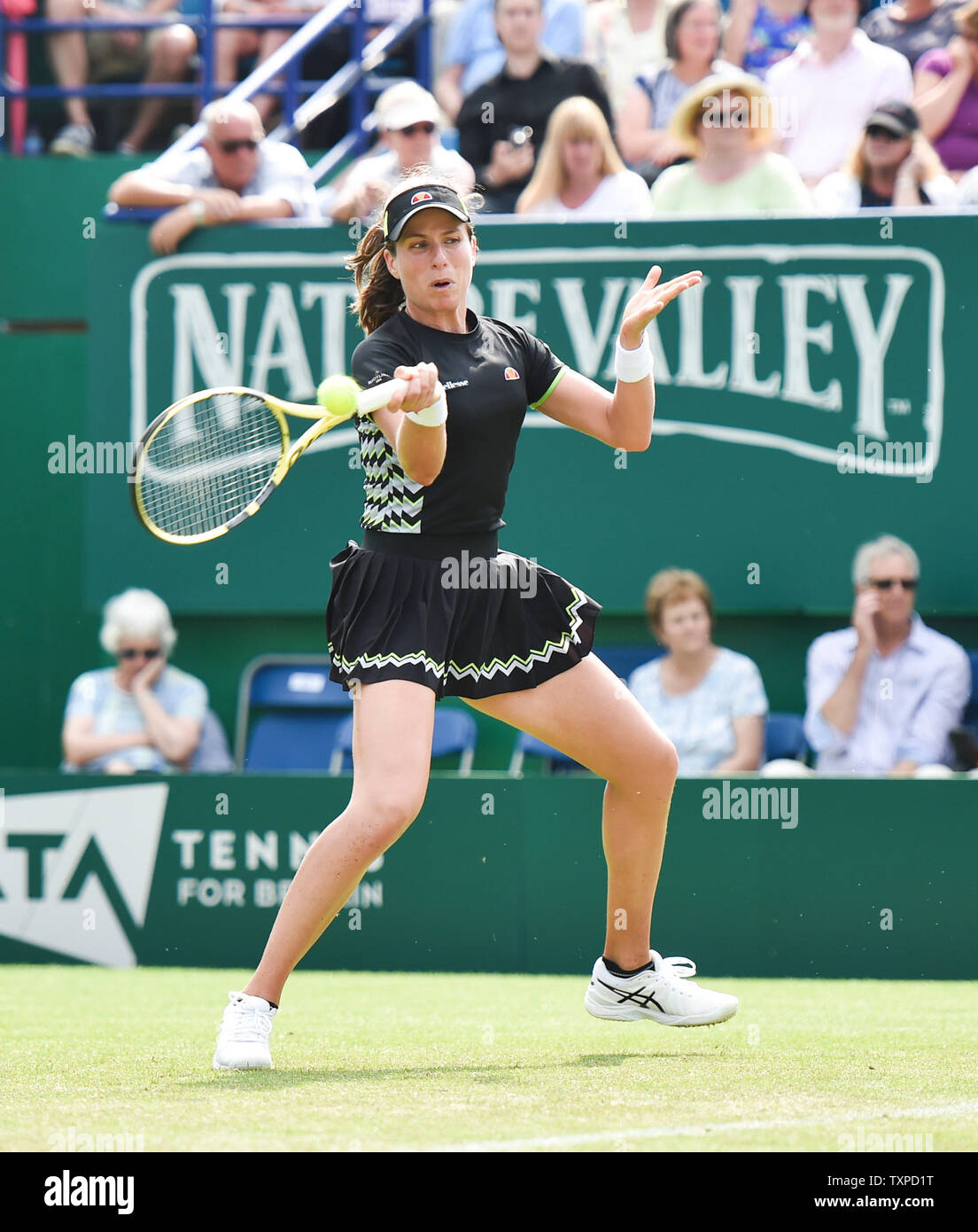 Eastbourne, Royaume-Uni. 25 Juin, 2019. Johanna Konta de Grande-bretagne en action lors de sa victoire sur Maria Sakkari de la Grèce lors de leur deuxième tour de la vallée de la nature qui a eu lieu le tournoi international de tennis du Devonshire Park à Eastbourne . Crédit : Simon Dack/Alamy Live News Banque D'Images