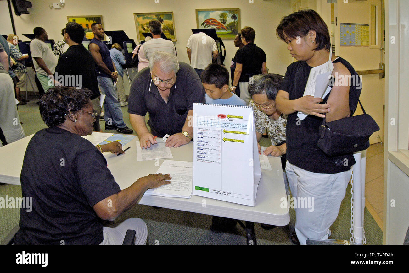 Beolia bénévoles Sondage Vote Robinson (L) enregistre Charles Sciascia pendant le premier jour de la période de deux semaines au début de période de vote pour les élections présidentielles du 2 novembre à Ft. Lauderdale, Floride le 18 octobre 2004. (Photo d'UPI/Marino-Cantrell) Banque D'Images