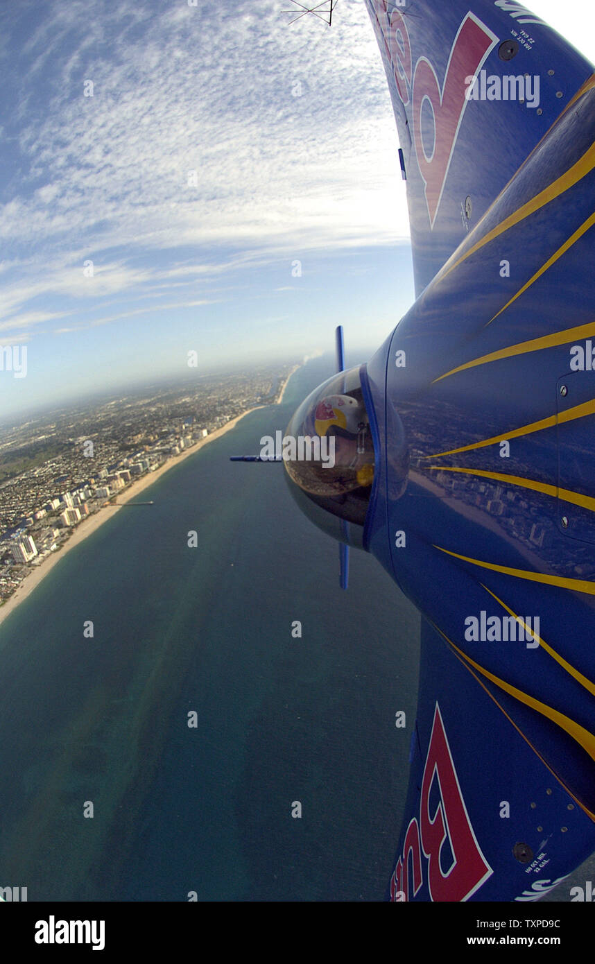 Kirby Chambliss, capitaine de l'équipe du monde de voltige, nous battant Red Bull 'edge', effectue un rouleau de 360 degrés sur les plages près de Ft. Lauderdale pendant une séance d'essai le 28 avril 2005, en préparation de l'air et mer McDonalds Show prévu pour le 30 avril et 1er mai 2005. (Photo d'UPI/marin/Cantrell) Banque D'Images