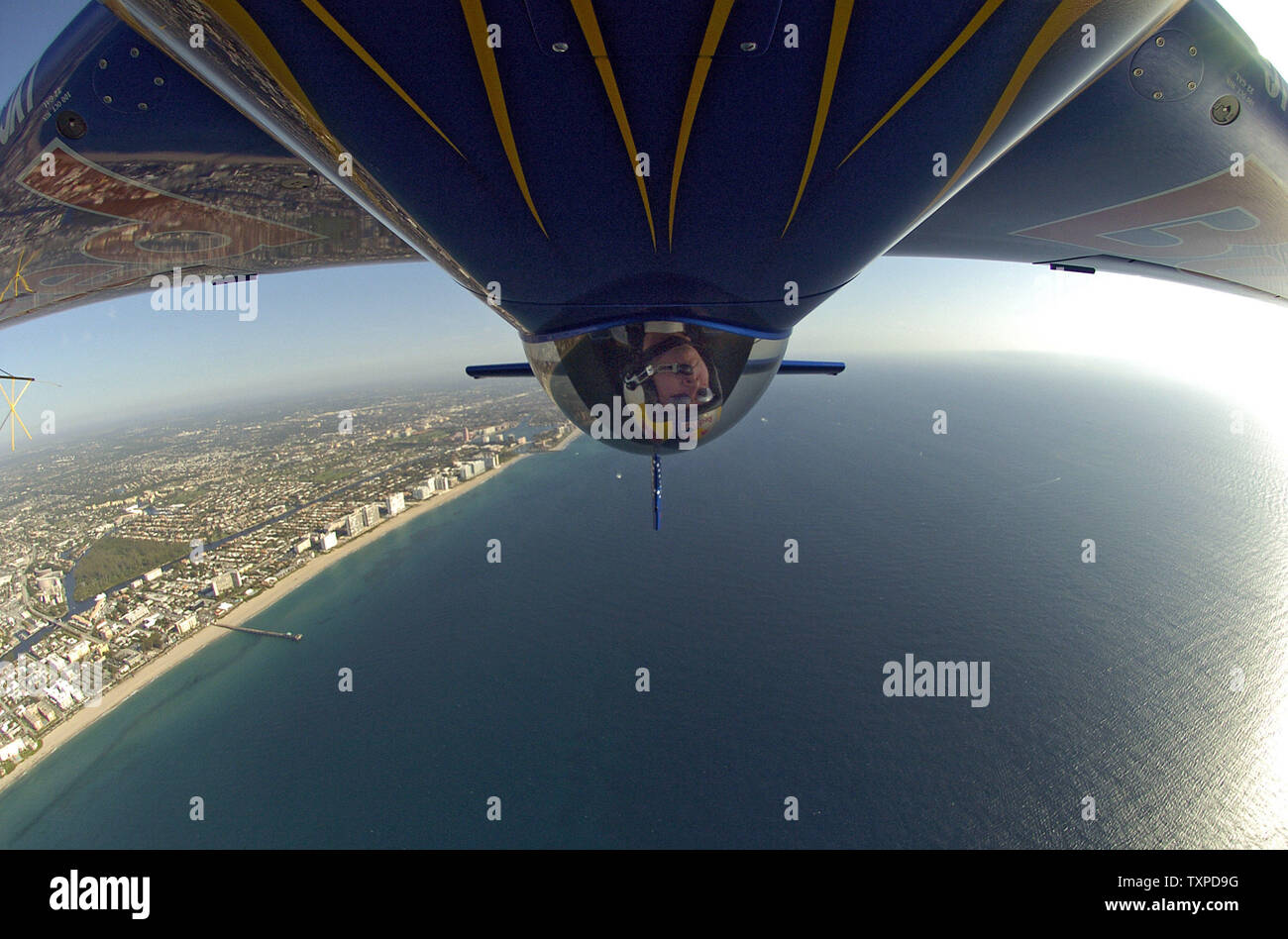 Kirby Chambliss, battant le Red Bull 'edge' pratiques dans le ciel au-dessus des plages près de Ft. Lauderdale le 28 avril 2005. Chambliss participera au McDonalds Air et Mer Show, prévu pour le 30 avril et 1er mai 2005. (Photo d'UPI/marin/Cantrell) Banque D'Images