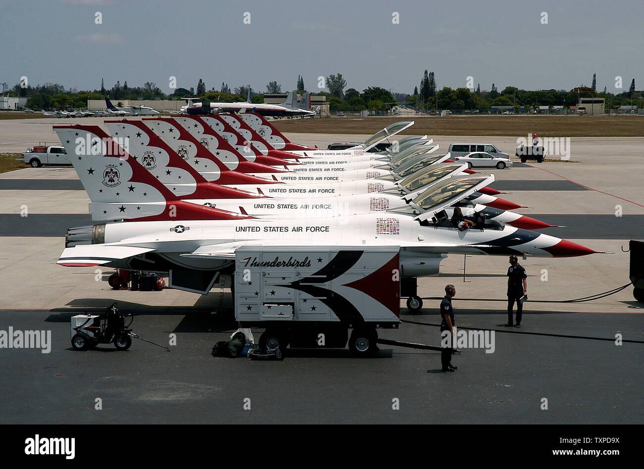 Les Thunderbirds de l'USAF à l'Opa Locka aéroport près de Miami, Floride le Avril 28,2005. L'équipe de démonstration est à votre disposition pour participer à la onzième Assemblée McDonalds Air et Mer montrer qui est prévue pour le 30 avril et 1er mai 2005, sur les plages de Ft Lauderdale,. (Photo d'UPI/marin/Cantrell) Banque D'Images