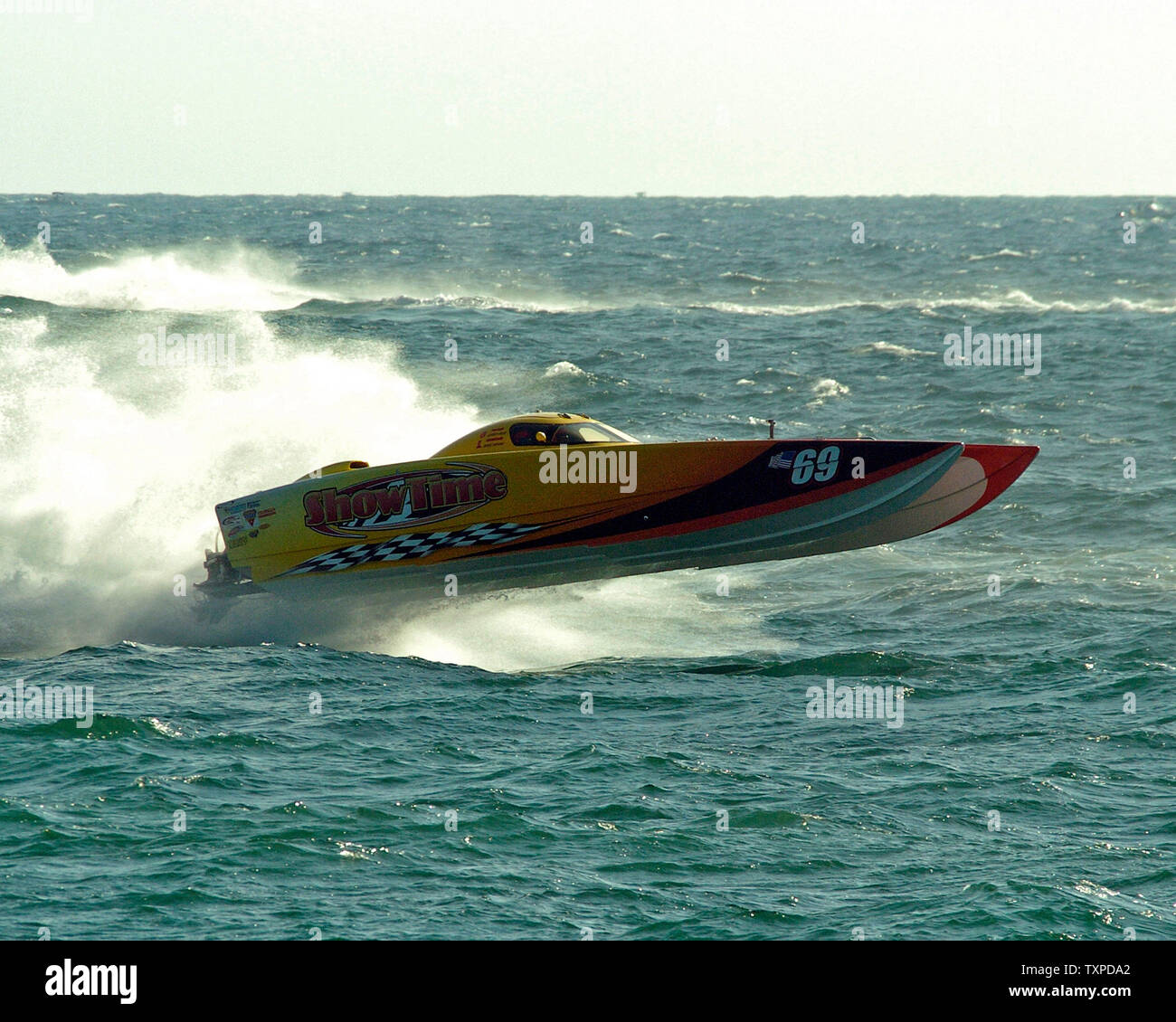 Le bateau 'Showtime' participe au premier Championnat International Offshore Superboat annuel Série pour ouvrir le premier jour du onzième rapport annuel McDonalds Air et Mer Show le 30 avril 2005 à Ft. Lauderdale, en Floride. (Photo d'UPI/Marino-Cantrell) Banque D'Images