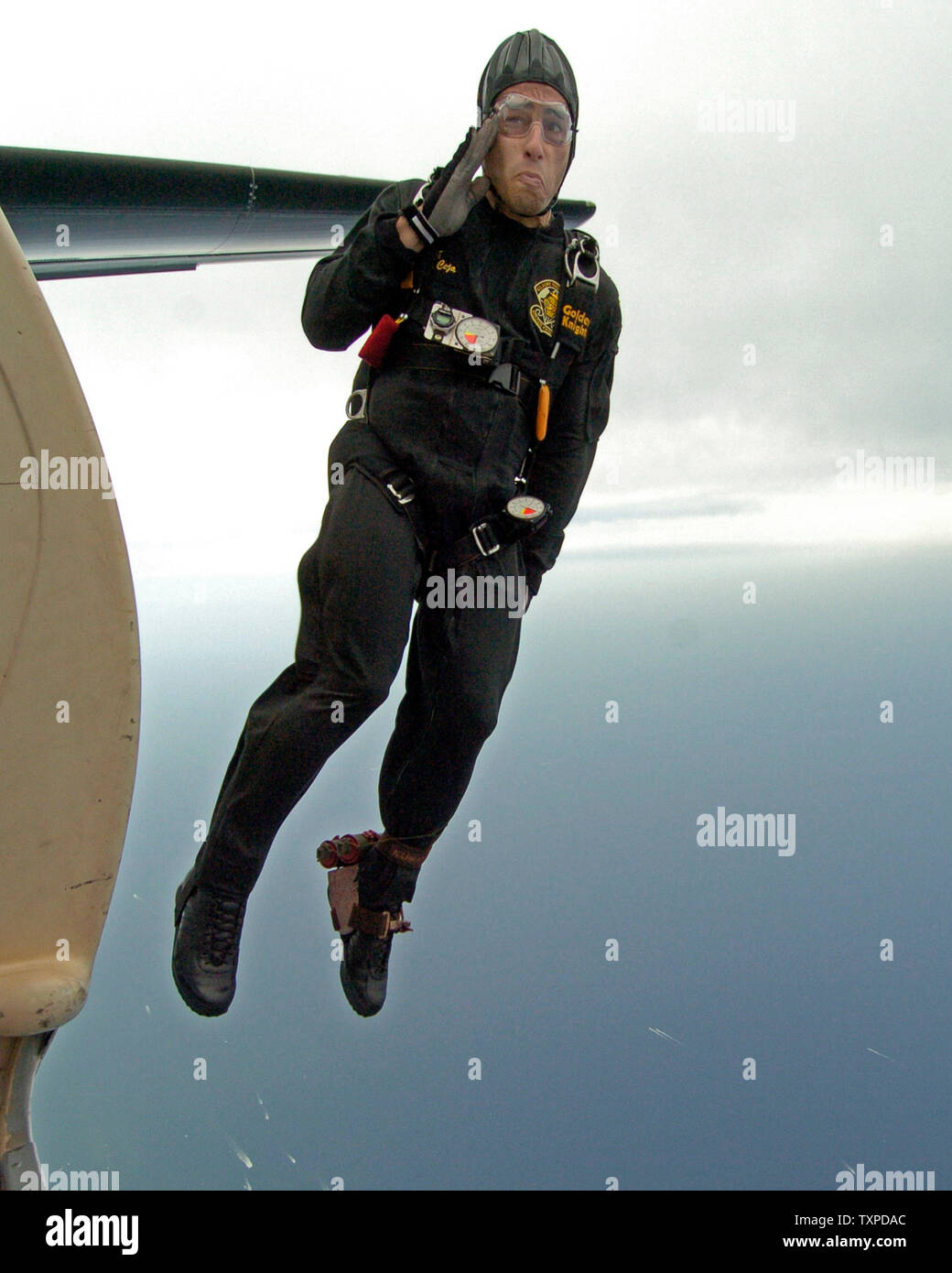 Membre de l'armée américaine Golden Knights parachute team, le 'Golden Knights', rend hommage comme il sort de l'avion au cours de la performance finale du McDonalds l'air et la mer Voir le 1er mai 2005 à Ft. Lauderdale, en Floride. (Photo d'UPI/Marino-Cantrell) Banque D'Images