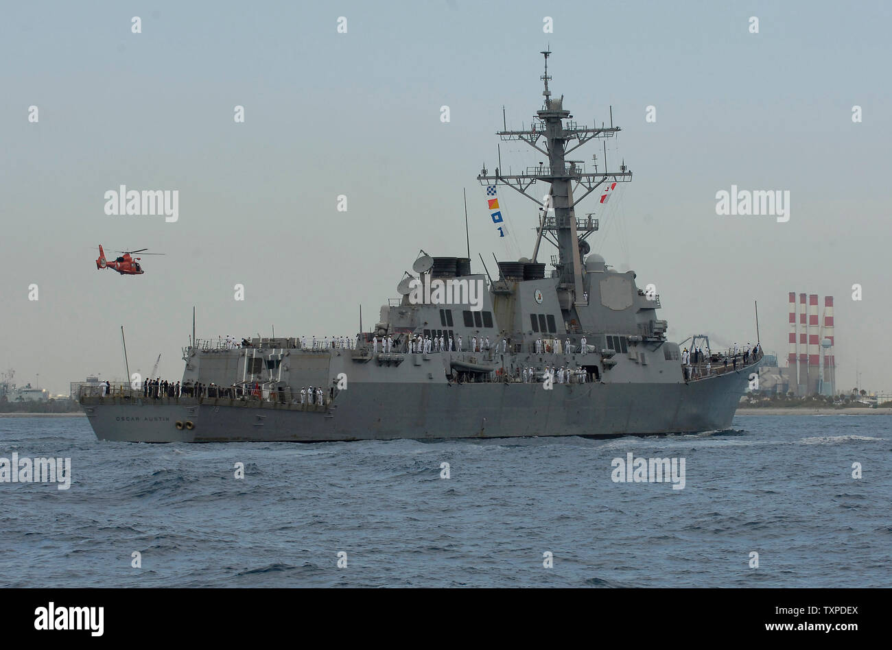 Destroyer lance-missiles USS Oscar Austin est escorté dans Port Everglades par un hélicoptère de la Garde côtière américaine à Ft. Lauderdale, Fl. le 1 mai 2006. L'Oscar Austin est l'un des six navires participant à 'Fleet Week USA.' (UPI Photo / Joe Marino - Bill Canrtrell) Banque D'Images