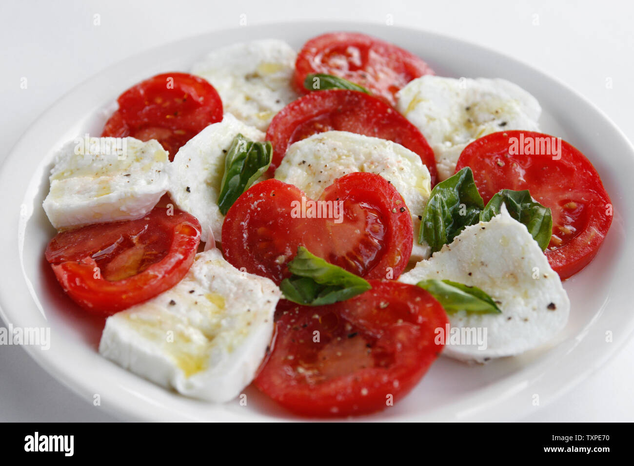 Salade Caprese Caprese, ou (Insalata Caprese) est un célèbre et la cuisine traditionnelle italienne Antipasti ou entrée à base de tomate, mozzarella de bufflonne, Basilic Banque D'Images