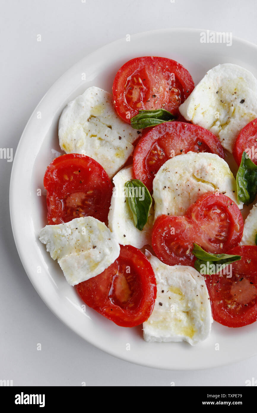 Salade Caprese Caprese, ou (Insalata Caprese) est un célèbre et la cuisine traditionnelle italienne Antipasti ou entrée à base de tomate, mozzarella de bufflonne, Basilic Banque D'Images