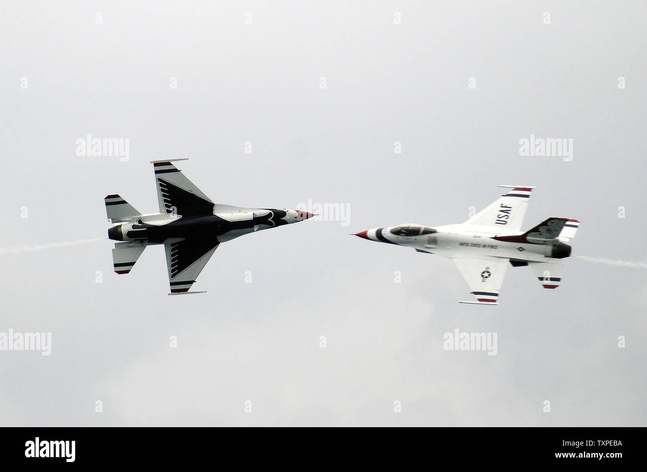 L'US Air Force Thunderbirds effectuez une tête sur pass au 2012 Lauderdale Air Show à Ft. Lauderdale en Floride le 28 avril 2012. Après près de cinq ans, les commanditaires ont été en mesure de présenter à nouveau l'événement à la ville. Ft. La Police de Fort Lauderdale estime que plus de 475 000 spectateurs ont assisté à l'événement d'une semaine. .La performance a été Thunderbirds raccourcie en un temps instable dans la région. UPI/Marino-Bill Joe Cantrell Banque D'Images