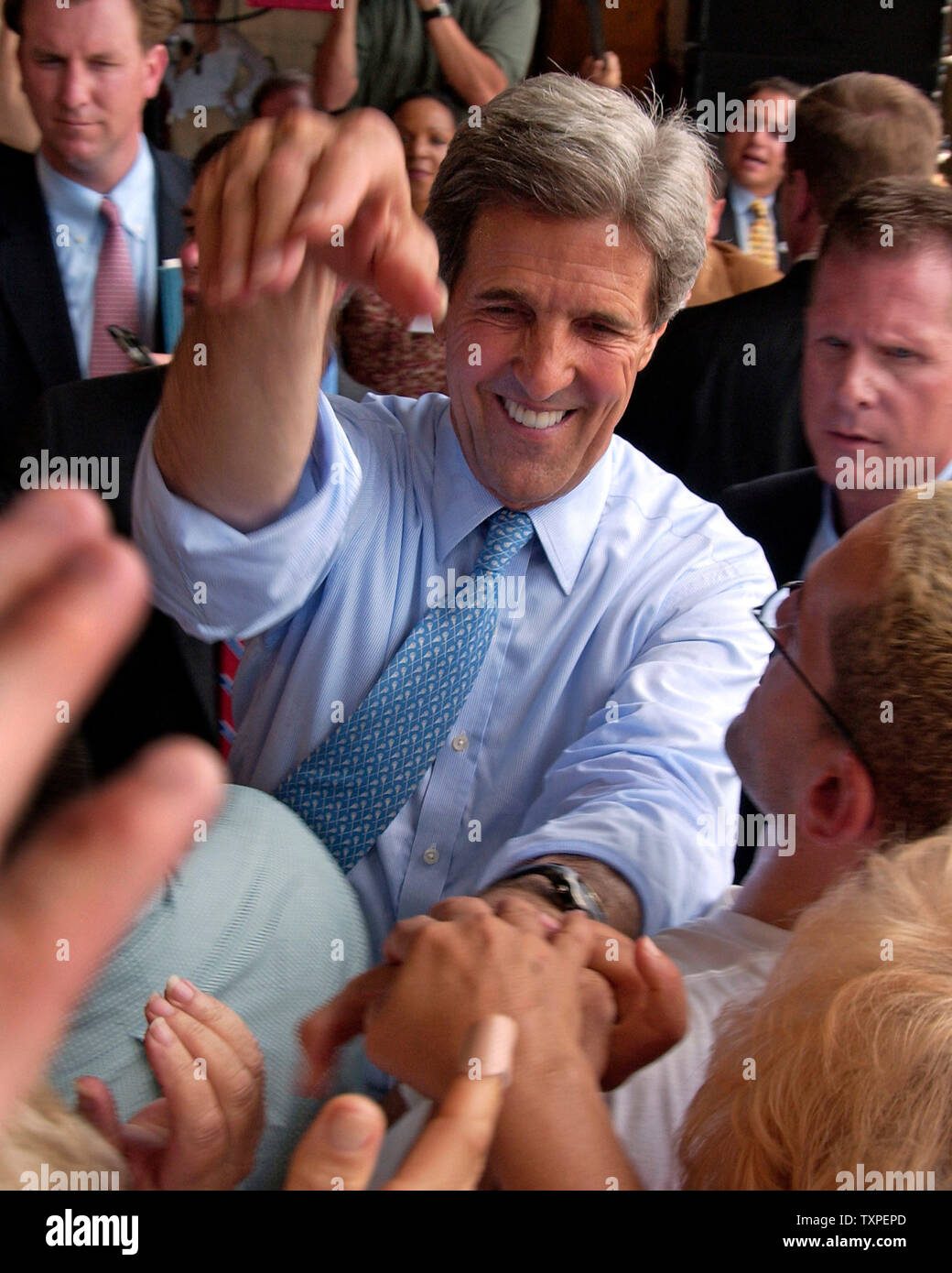 Le candidat démocrate, John Kerry s'arrête pour se serrer la main avec les nombreux supporters qui ont assisté à la 'nouvelle équipe pour une nouvelle Amérique' rassemblement à Ft. Lauderdale, Floride le 8 juillet 2004. (Photo d'UPI Marino / Cantrell) Banque D'Images