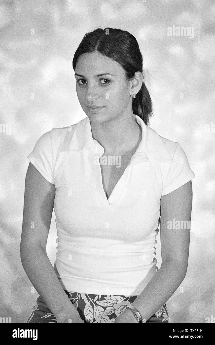 MONTERREY, NL/MEXIQUE - Circa 2003 : Studio portrait de jeune femme mexicaine. Banque D'Images