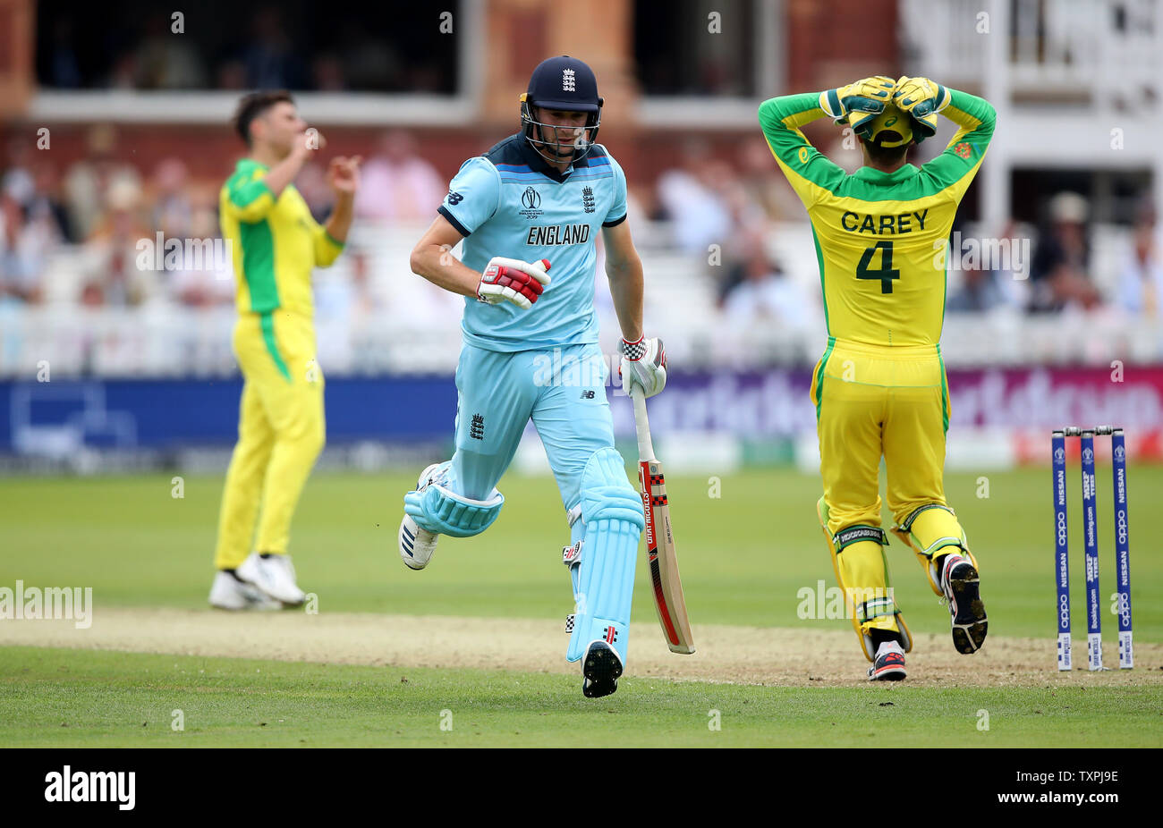 Chris Woakes, de l'Angleterre, évite d'être à l'épreuve lors du match de groupe de la coupe du monde de cricket de l'ICC à Lord's, Londres. Banque D'Images