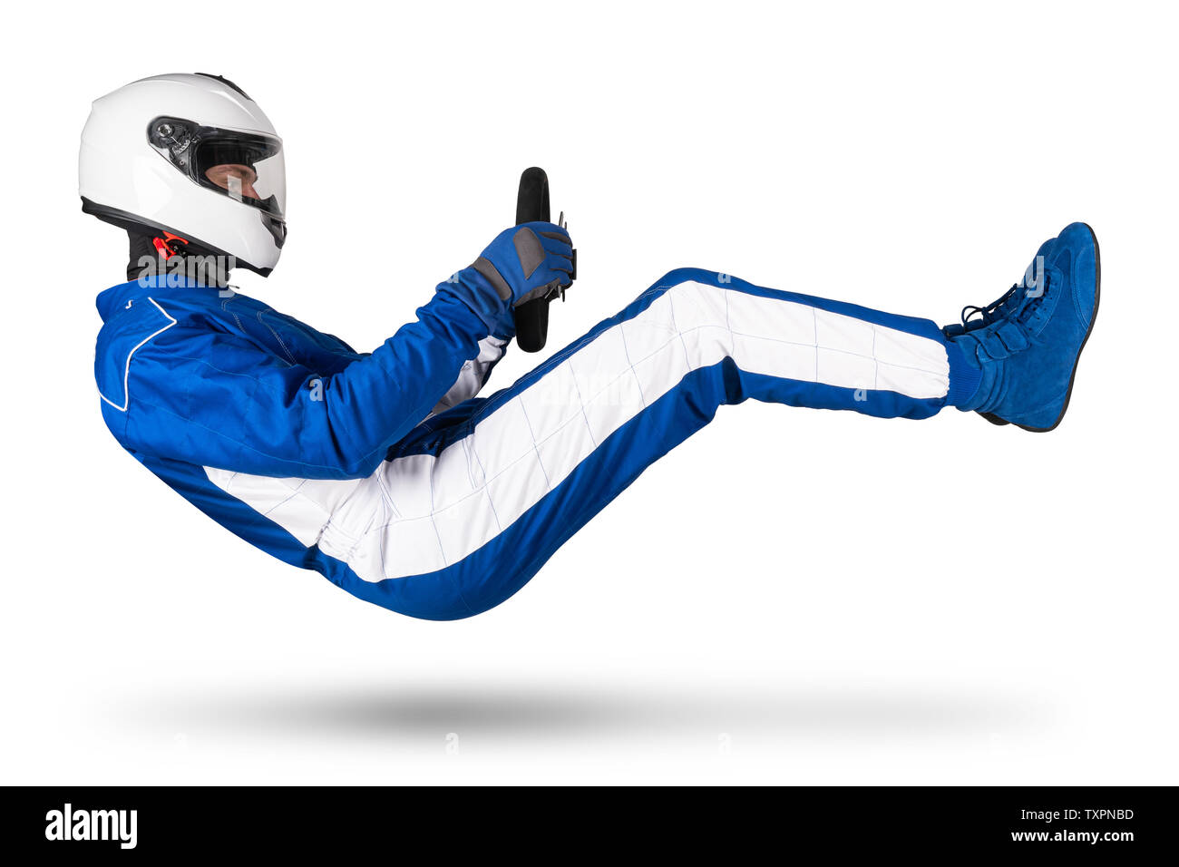 Pilote de course avec le volant en bleu blanc motorsport survolez l'ensemble du terrain en position de siège de conduite avec des gants et des chaussures, casque Banque D'Images