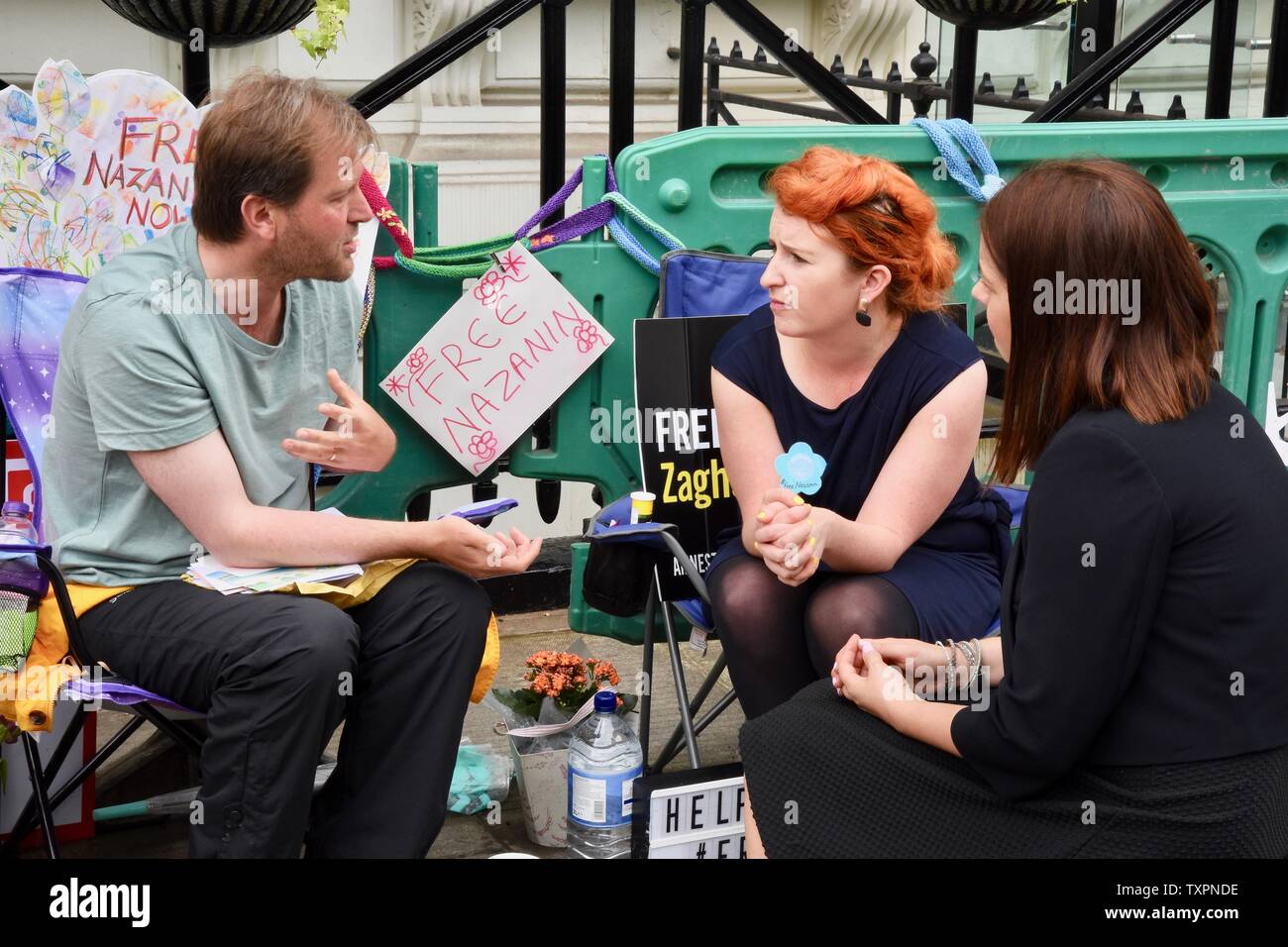 Richard Ratcliffe entretiens avec les députés du travail Louise Haigh et Stephanie paon sur onze jours de sa grève de la faim. 4 faim de justice Nazanin de protestation. L'extérieur de l'ambassade d'Iran, Londres. UK Banque D'Images