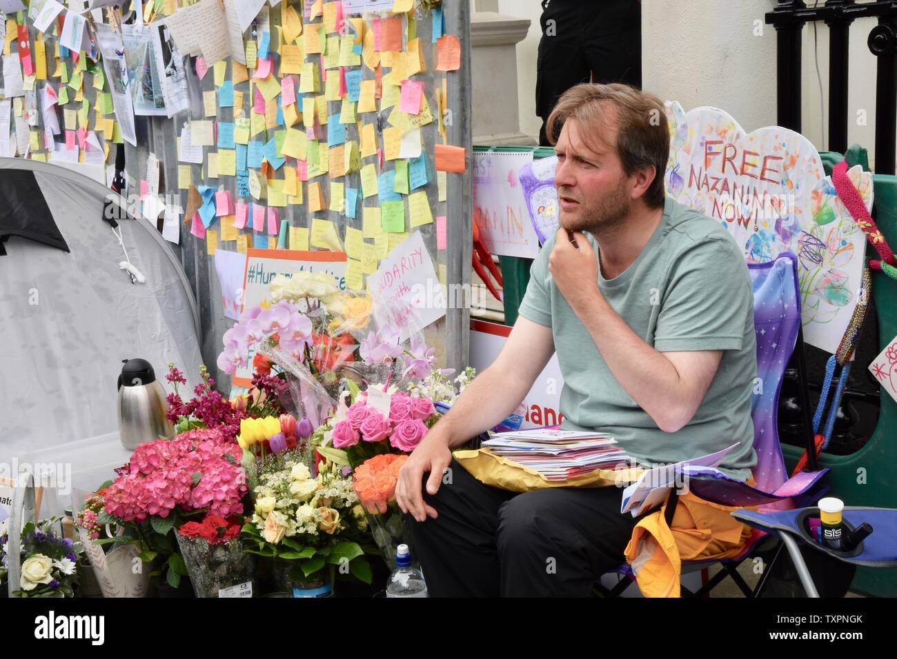 Richard Ratcliffe. Onze jours de sa grève de la faim. 4 faim de justice Nazanin de protestation. L'extérieur de l'ambassade d'Iran, Londres. UK Banque D'Images