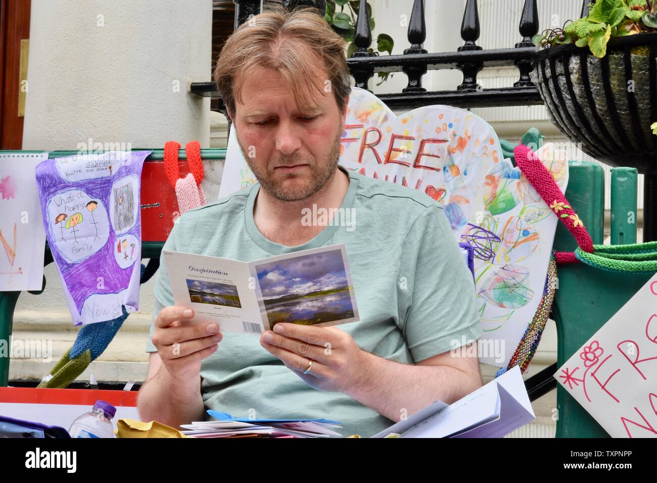 Richard Ratcliffe lit les lettres et cartes de sympathisants. Onze jours de sa grève de la faim. 4 faim de justice Nazanin de protestation. L'extérieur de l'ambassade d'Iran, Londres. UK Banque D'Images