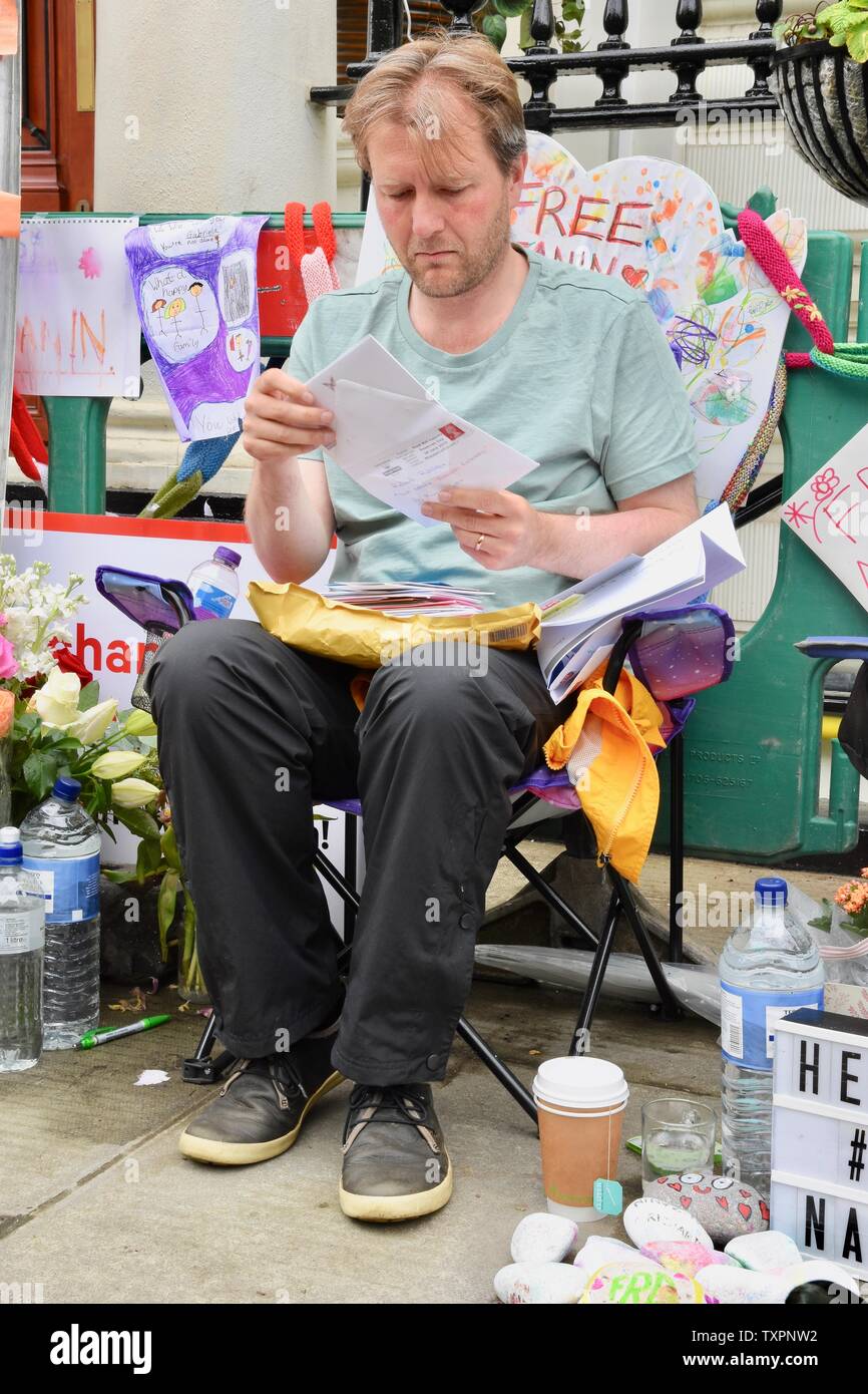 Richard Ratcliffe lit les lettres et cartes de sympathisants. Onze jours de sa grève de la faim. 4 faim de justice Nazanin de protestation. L'extérieur de l'ambassade d'Iran, Londres. UK Banque D'Images
