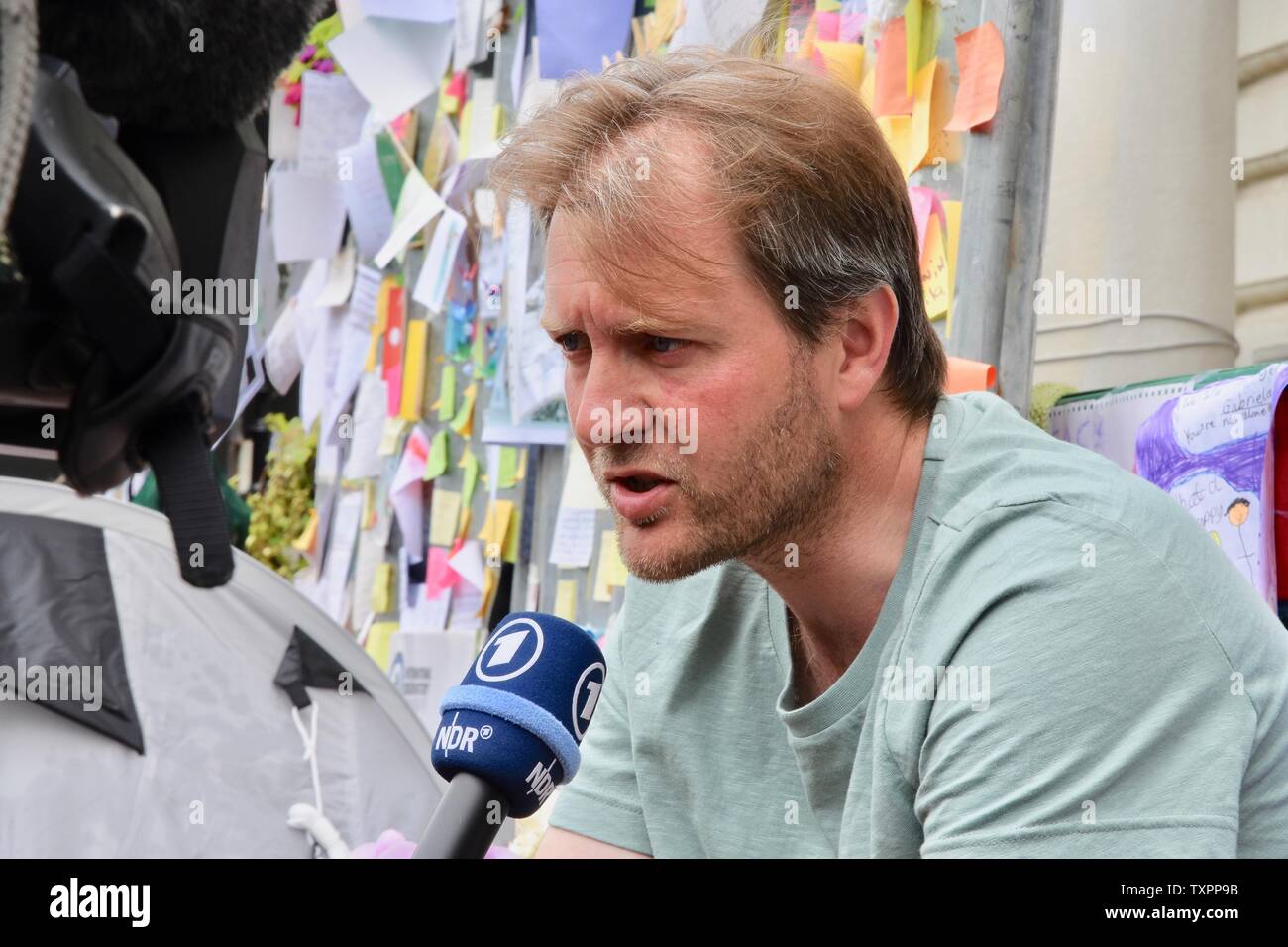 Richard Ratcliffe interviewée. Onze jours de sa grève de la faim. 4 faim de justice Nazanin de protestation. L'extérieur de l'ambassade d'Iran, Londres. UK Banque D'Images