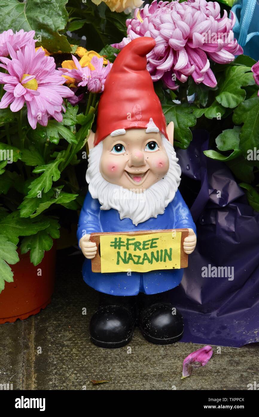 Nain de jardin avec Nazanin message. Richard Ratcliffe jour 11 de sa grève de la faim. 4 faim de justice Nazanin de protestation. L'extérieur de l'ambassade d'Iran, Londres. UK Banque D'Images