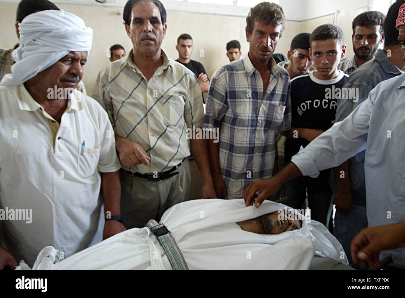 La famille afficher le corps de 34 ans Aatmad palestinien Abu Amra à l'hôpital de Rafah, à Gaza, le 21 septembre 2006. Cinq Palestiniens ont été tués en tant que les troupes israéliennes ont démoli 13 maisons dans une offensive en cours. (Photo d'UPI/Ismael Mohamad) Banque D'Images