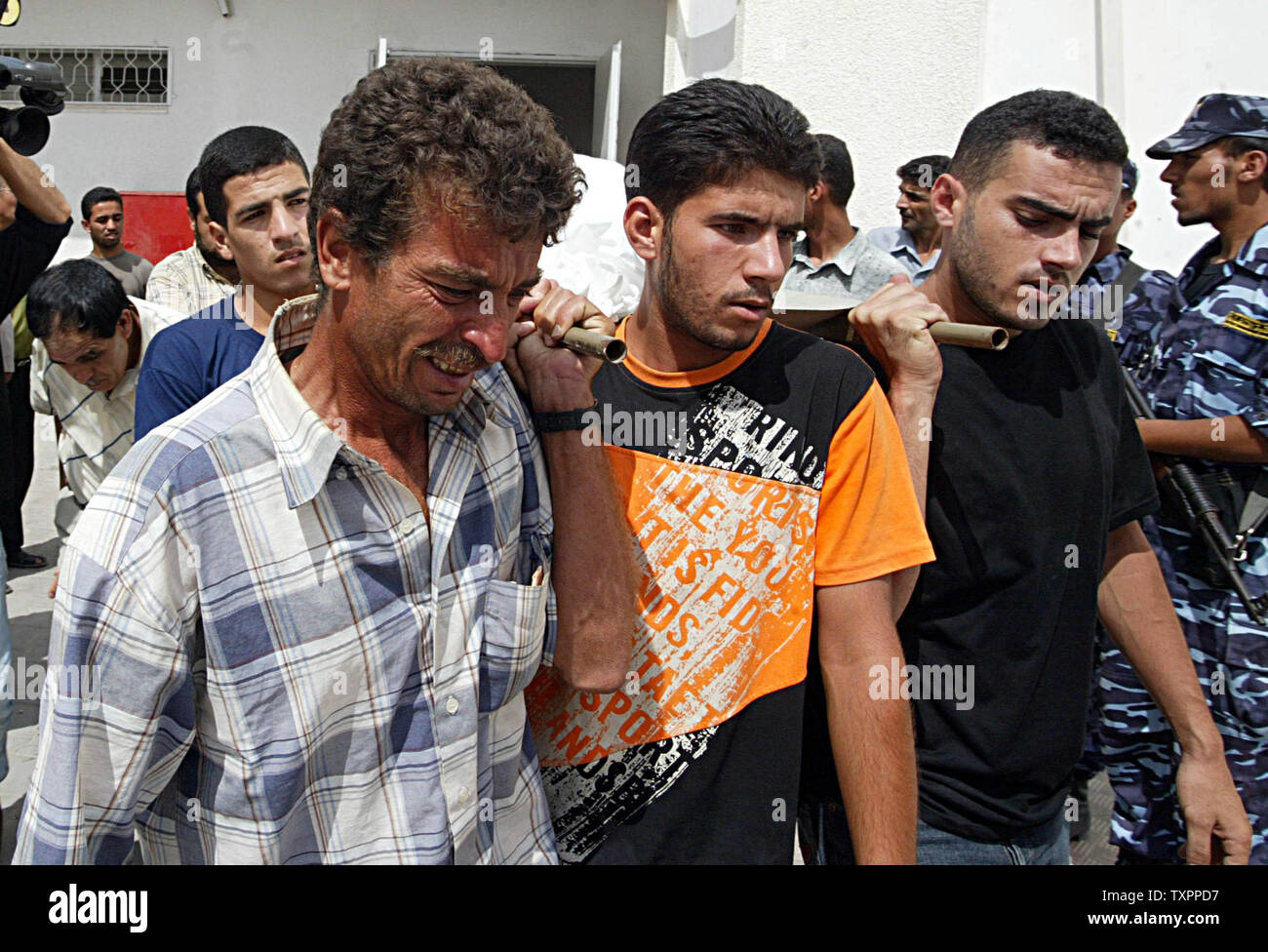La famille portent le corps de 34 ans Aatmad palestinien Abu Amra à l'hôpital de Rafah, à Gaza, le 21 septembre 2006. Cinq Palestiniens ont été tués en tant que les troupes israéliennes ont démoli 13 maisons dans une offensive en cours. (Photo d'UPI/Ismael Mohamad) Banque D'Images